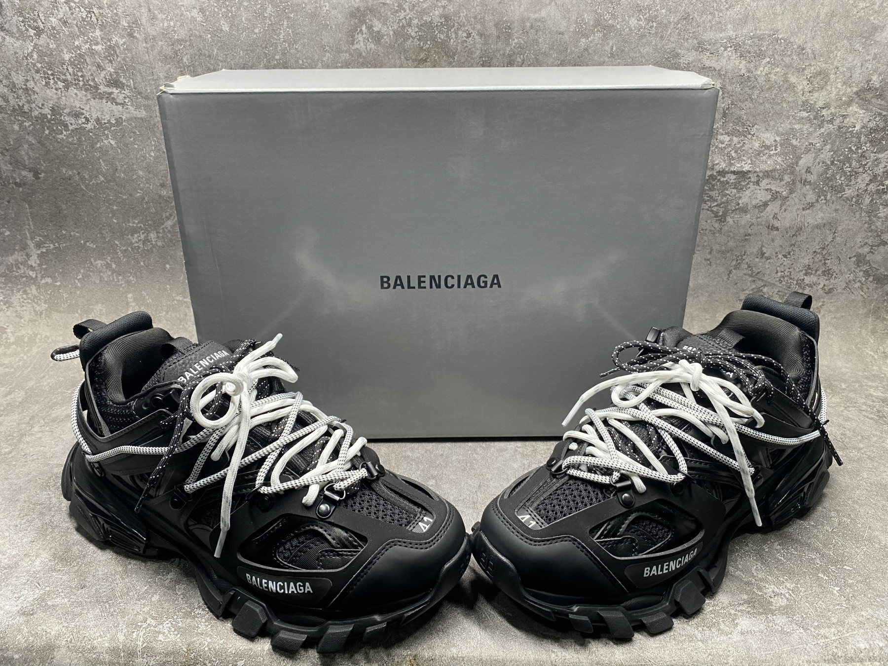 ua Ba1en*iaga track sneaker
