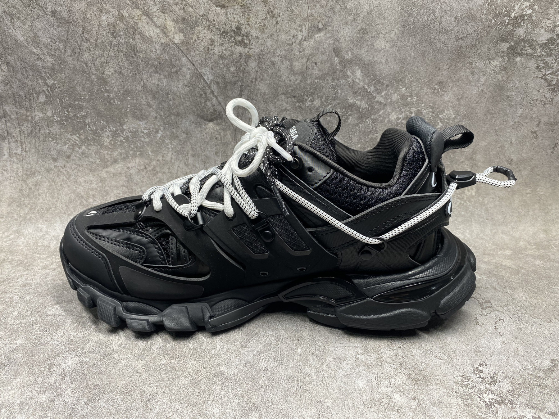 ua Ba1en*iaga track sneaker
