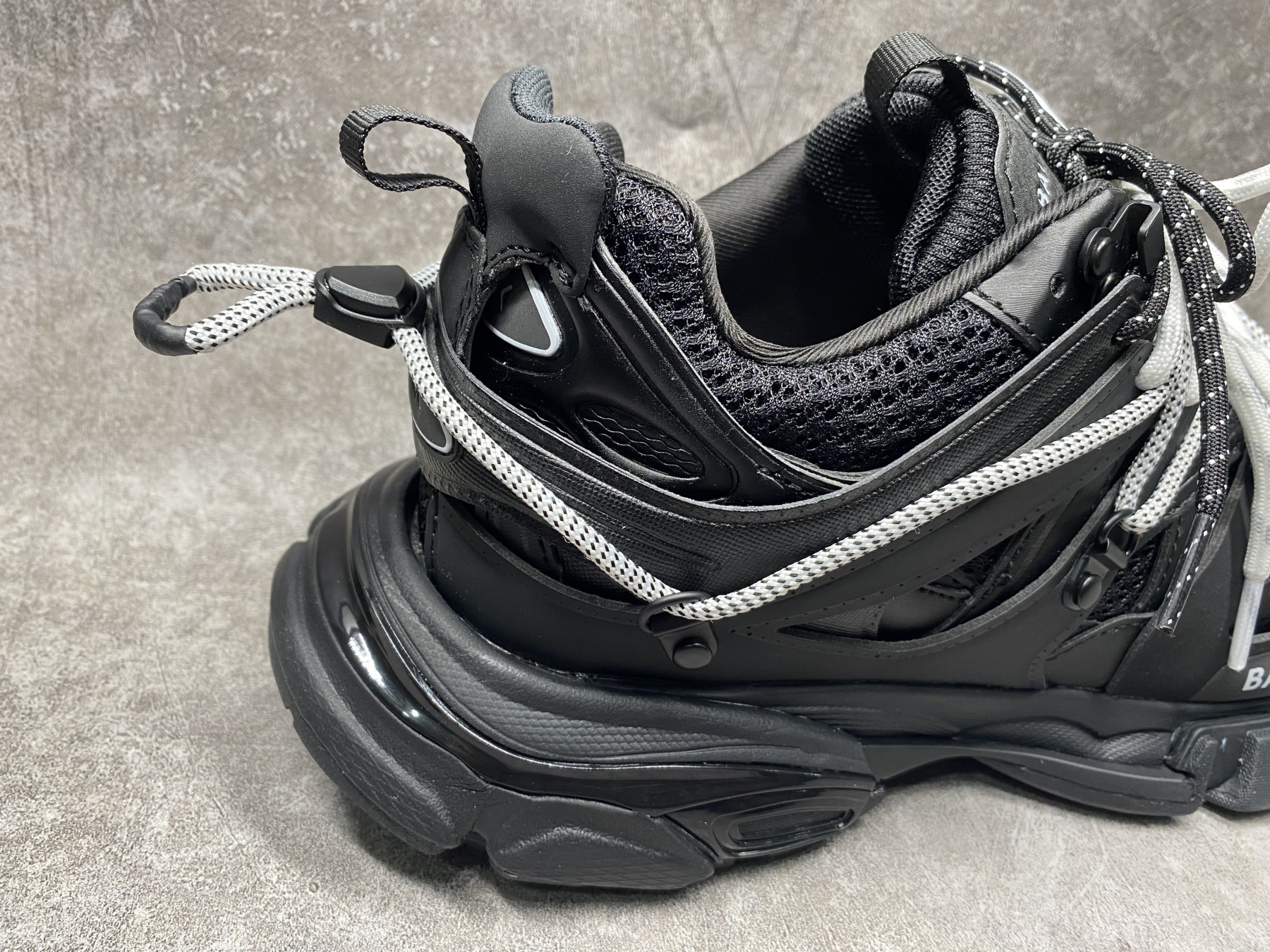 ua Ba1en*iaga track sneaker