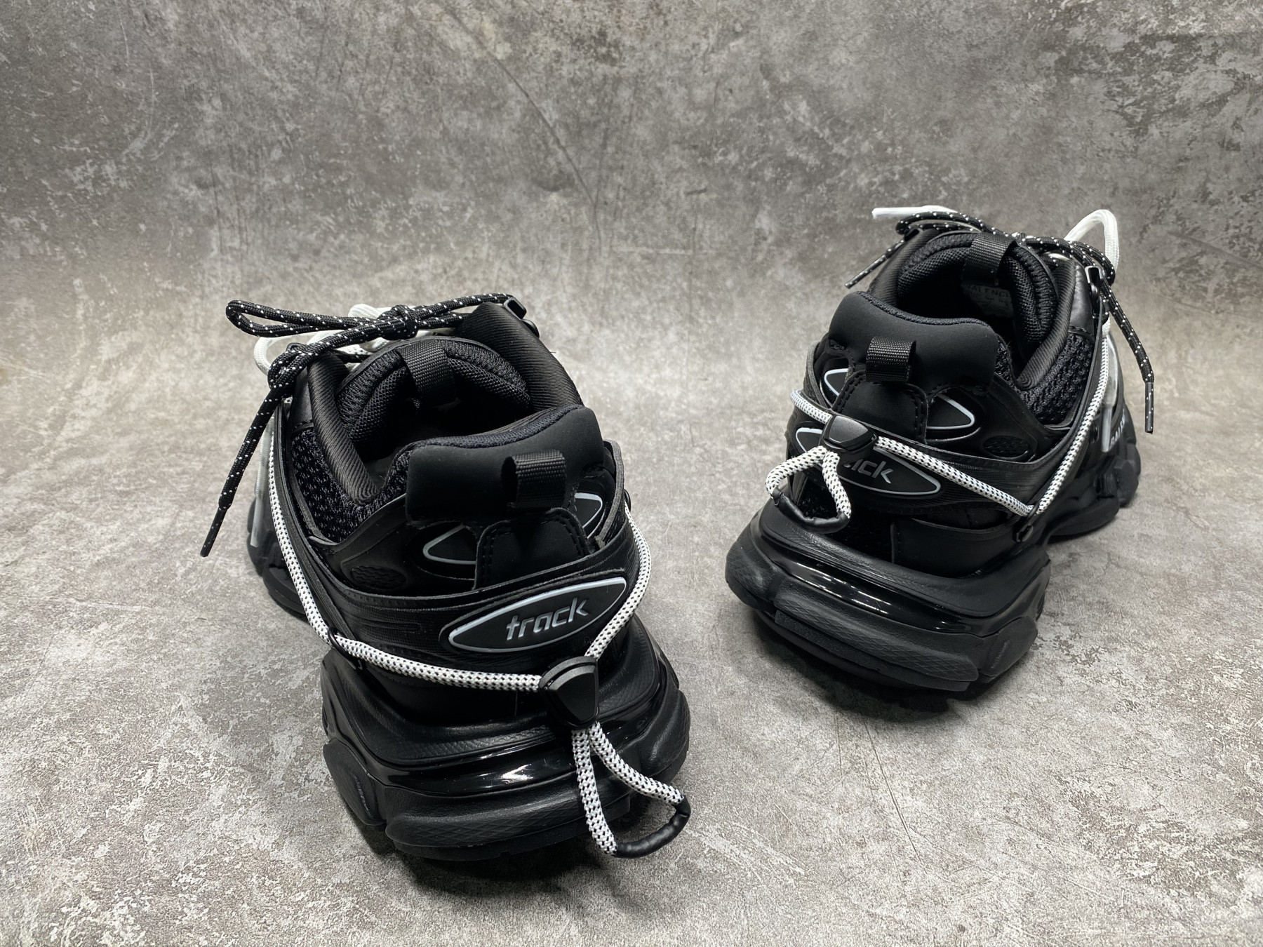 ua Ba1en*iaga track sneaker