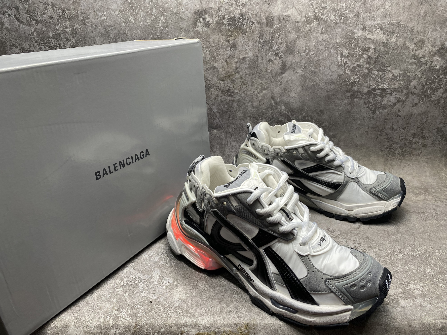 ua Ba1en*iaga runner sneaker