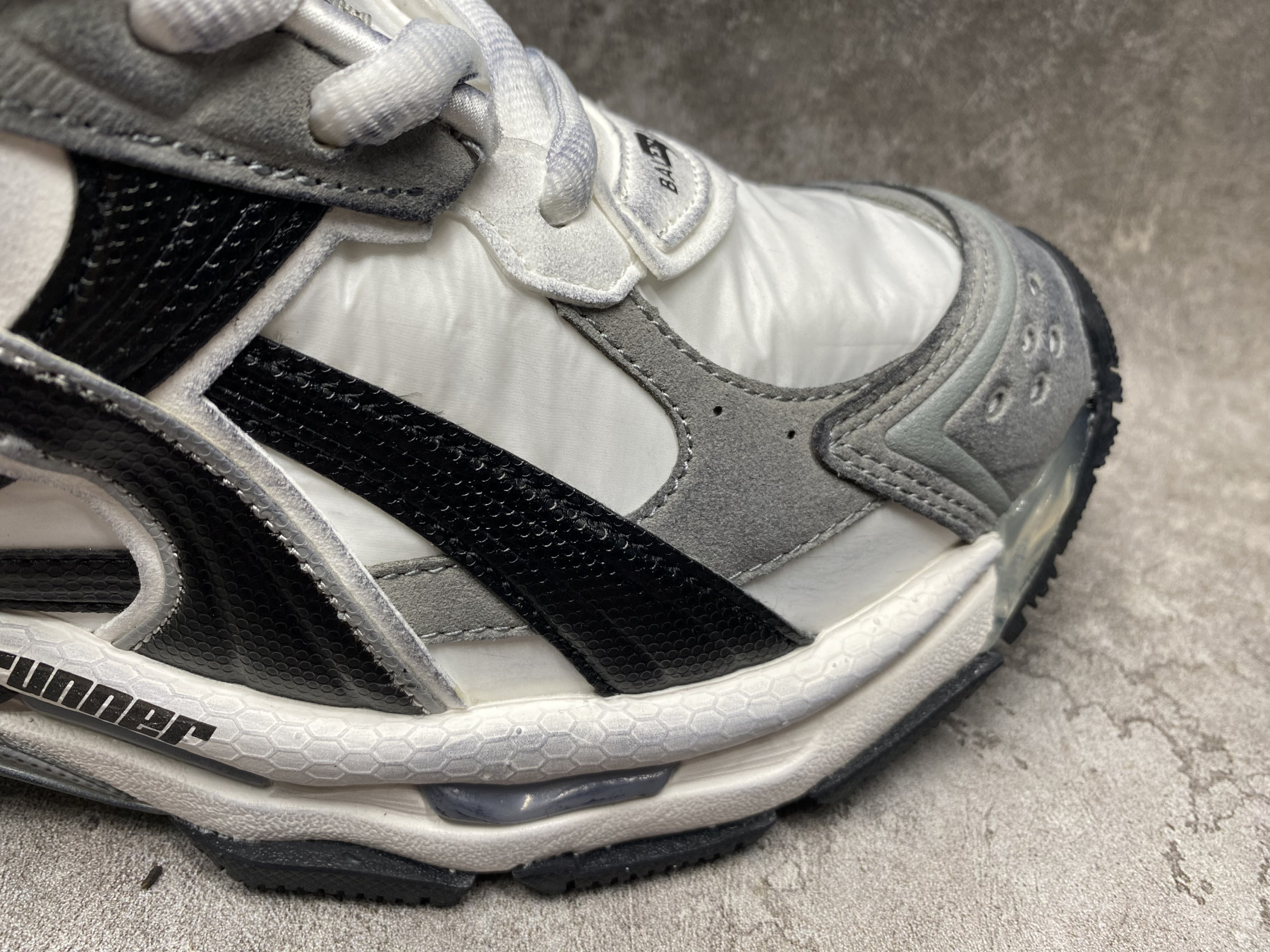 ua Ba1en*iaga runner sneaker