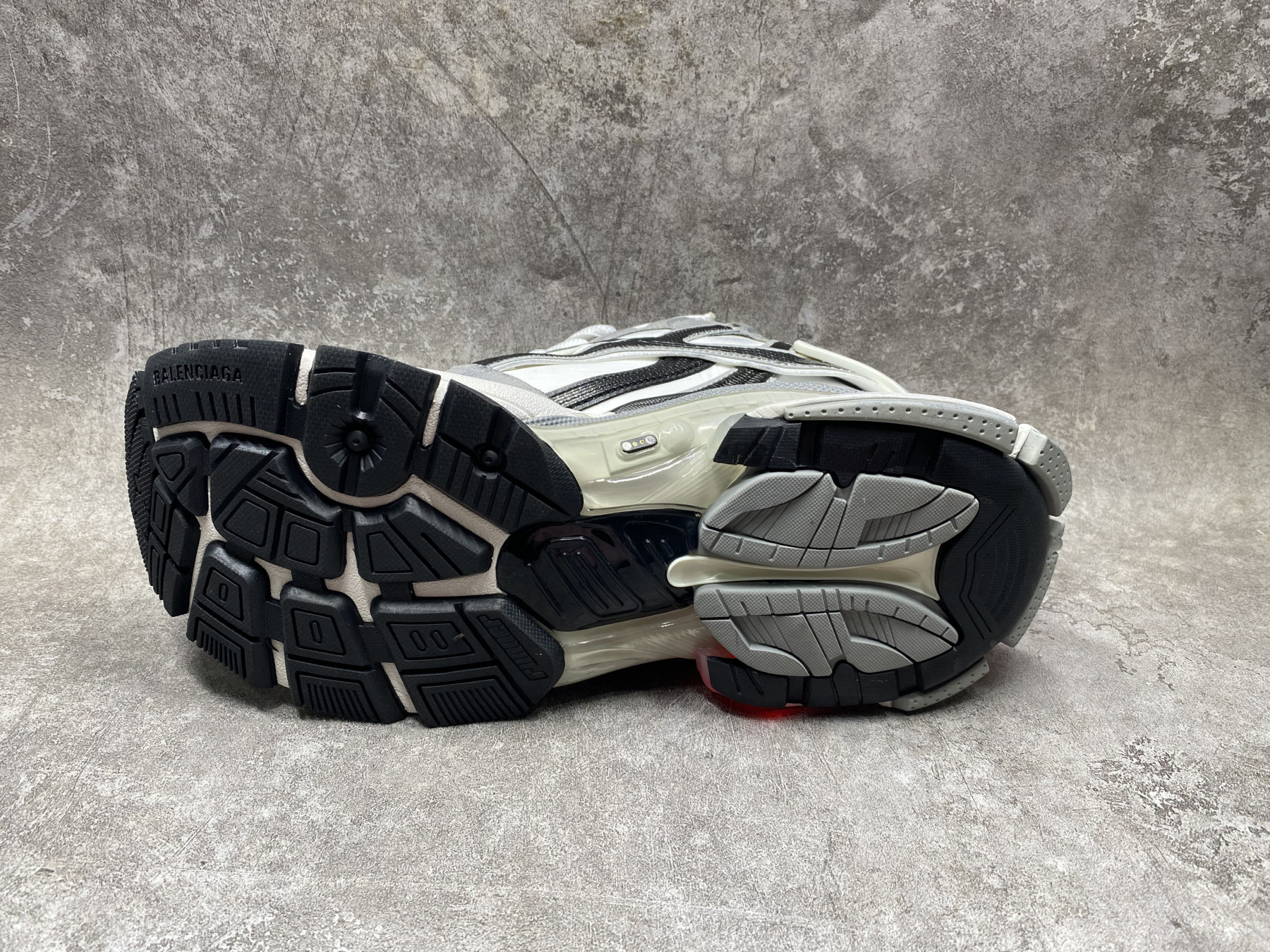 ua Ba1en*iaga runner sneaker