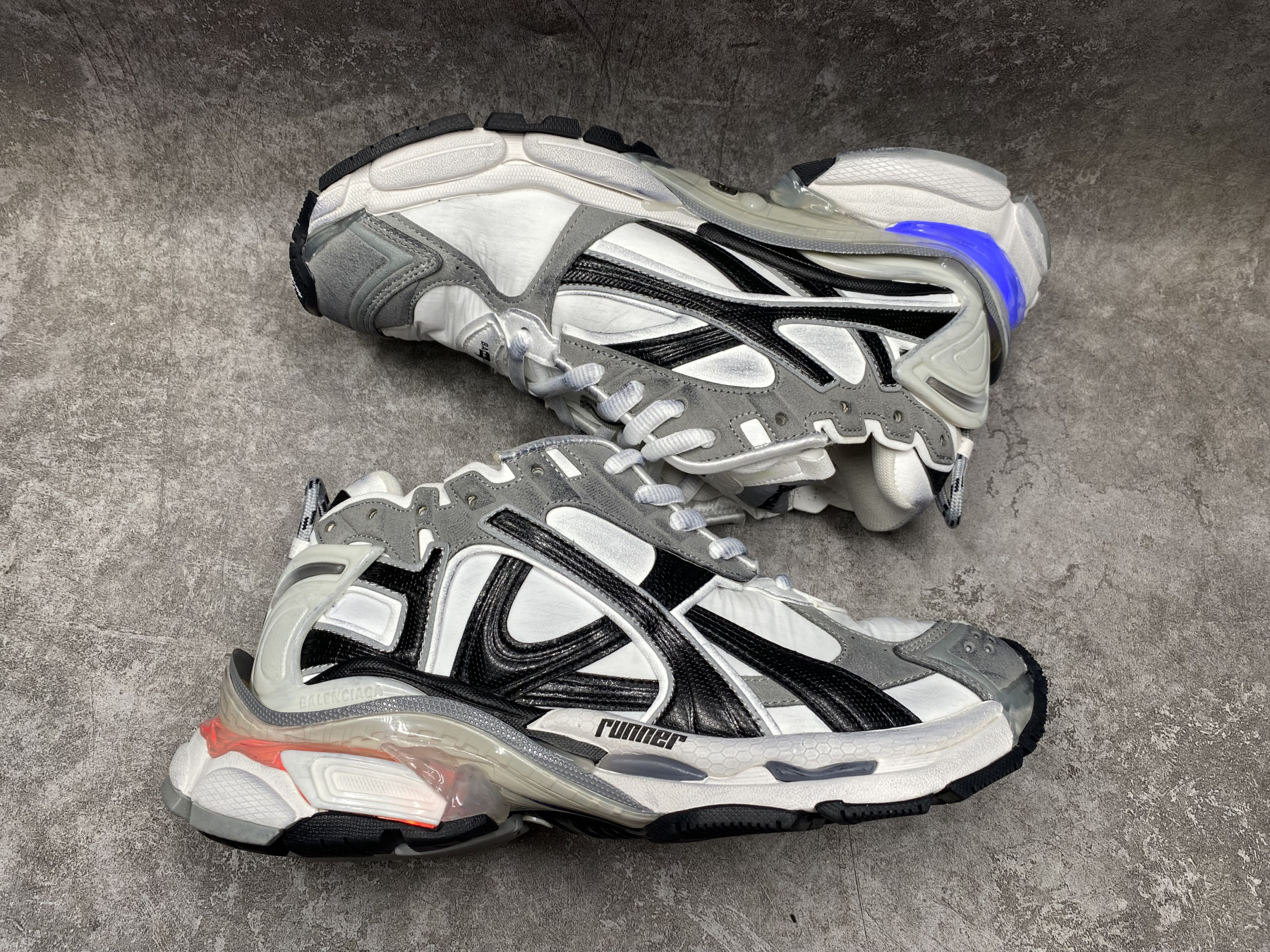 ua Ba1en*iaga runner sneaker