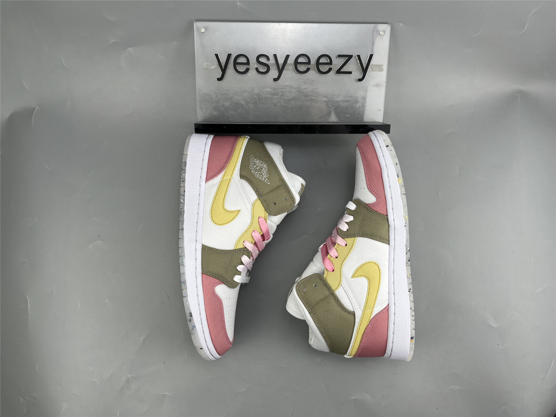 UA AIR JORDAN 1 MID SE GS 