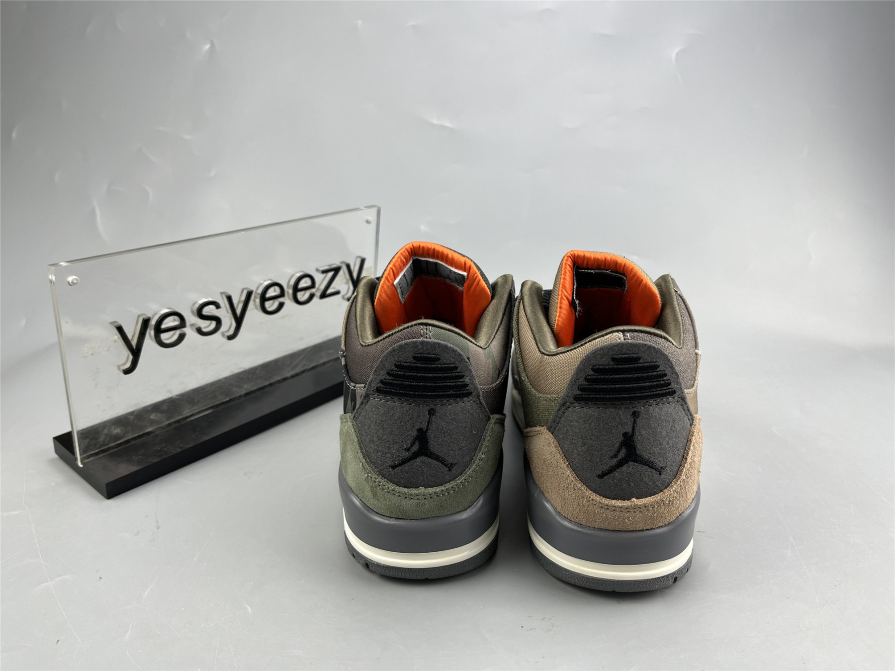 UA AIR JORDAN 3 RETRO 