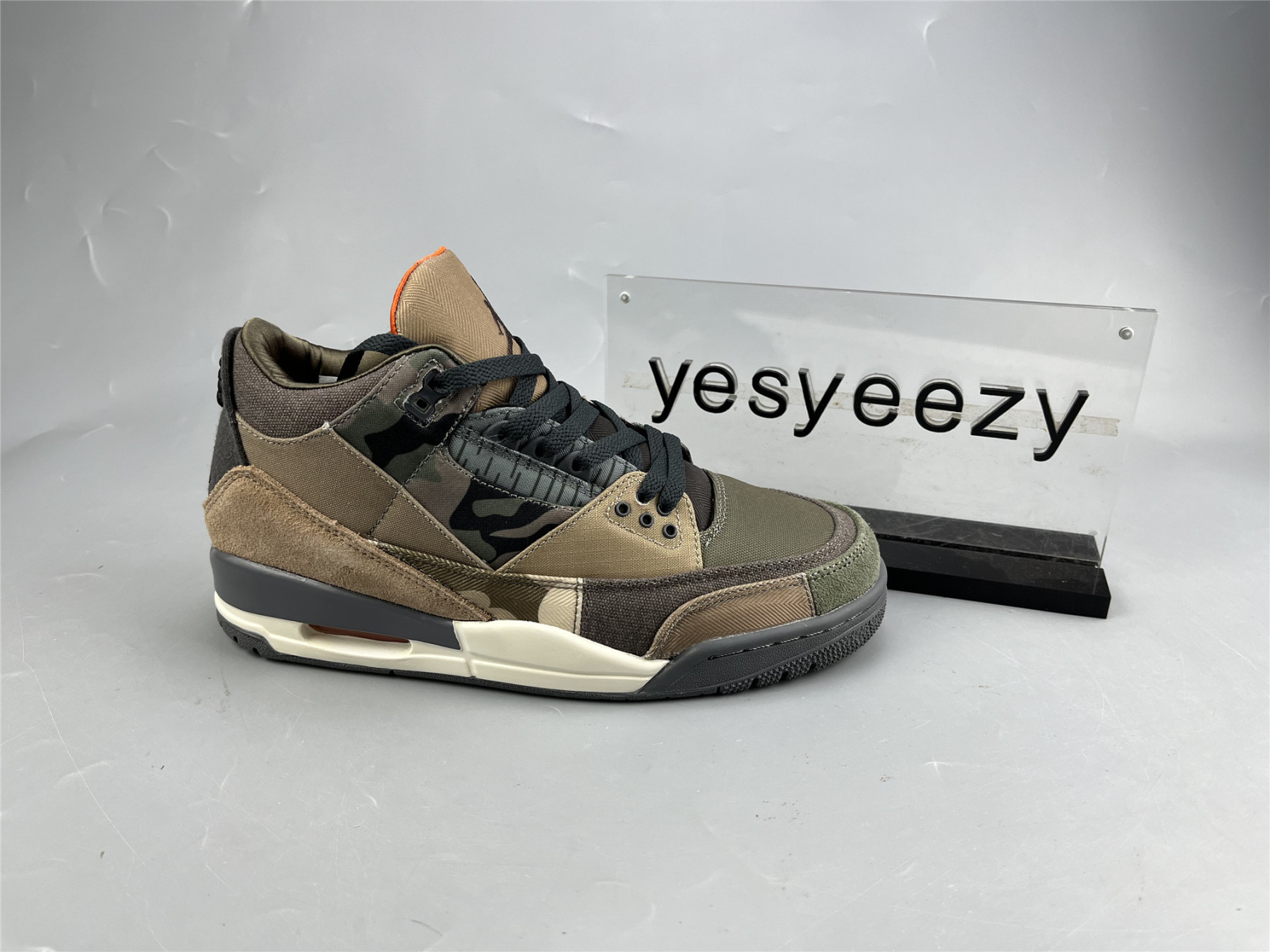 UA AIR JORDAN 3 RETRO 