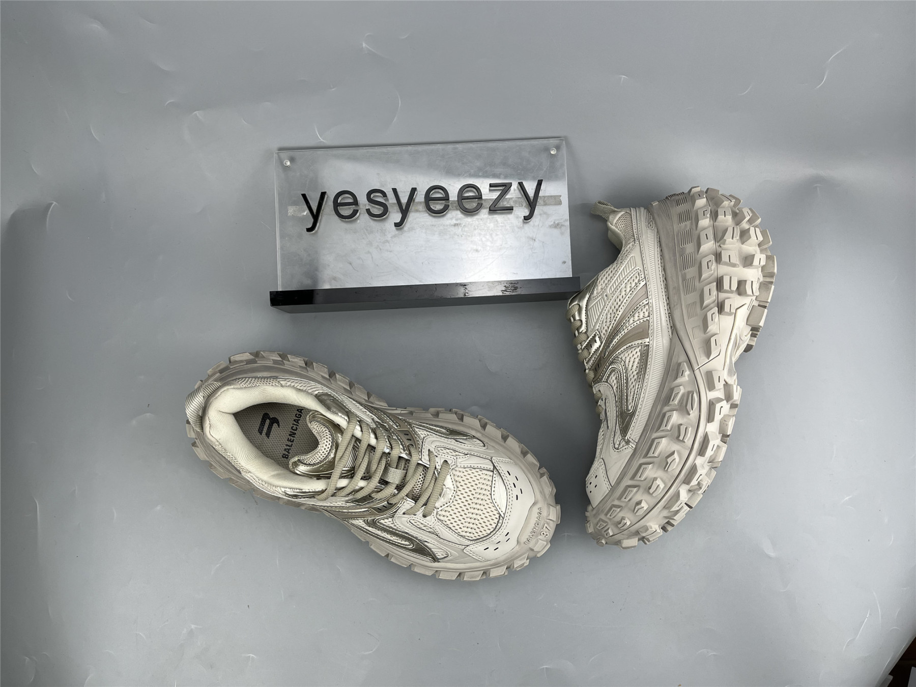 UA TRIPLE S CLEAR SOLE GREY BEIGE