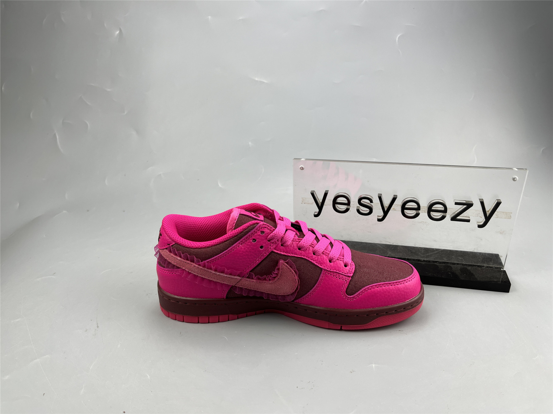 UA NIKE WMNS DUNK LOW 