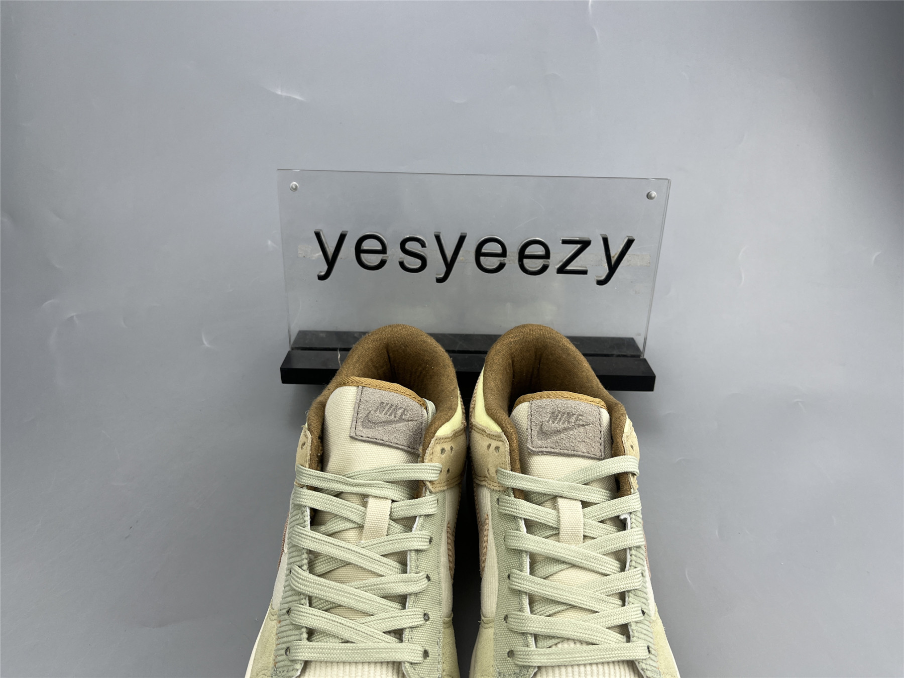 UA NIKE WMNS DUNK LOW 