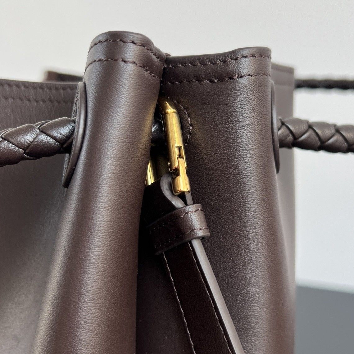 B0tt*ga Ven*ta Andiamo Medium Leather Bucket Bag 34x24x12cm Without Box