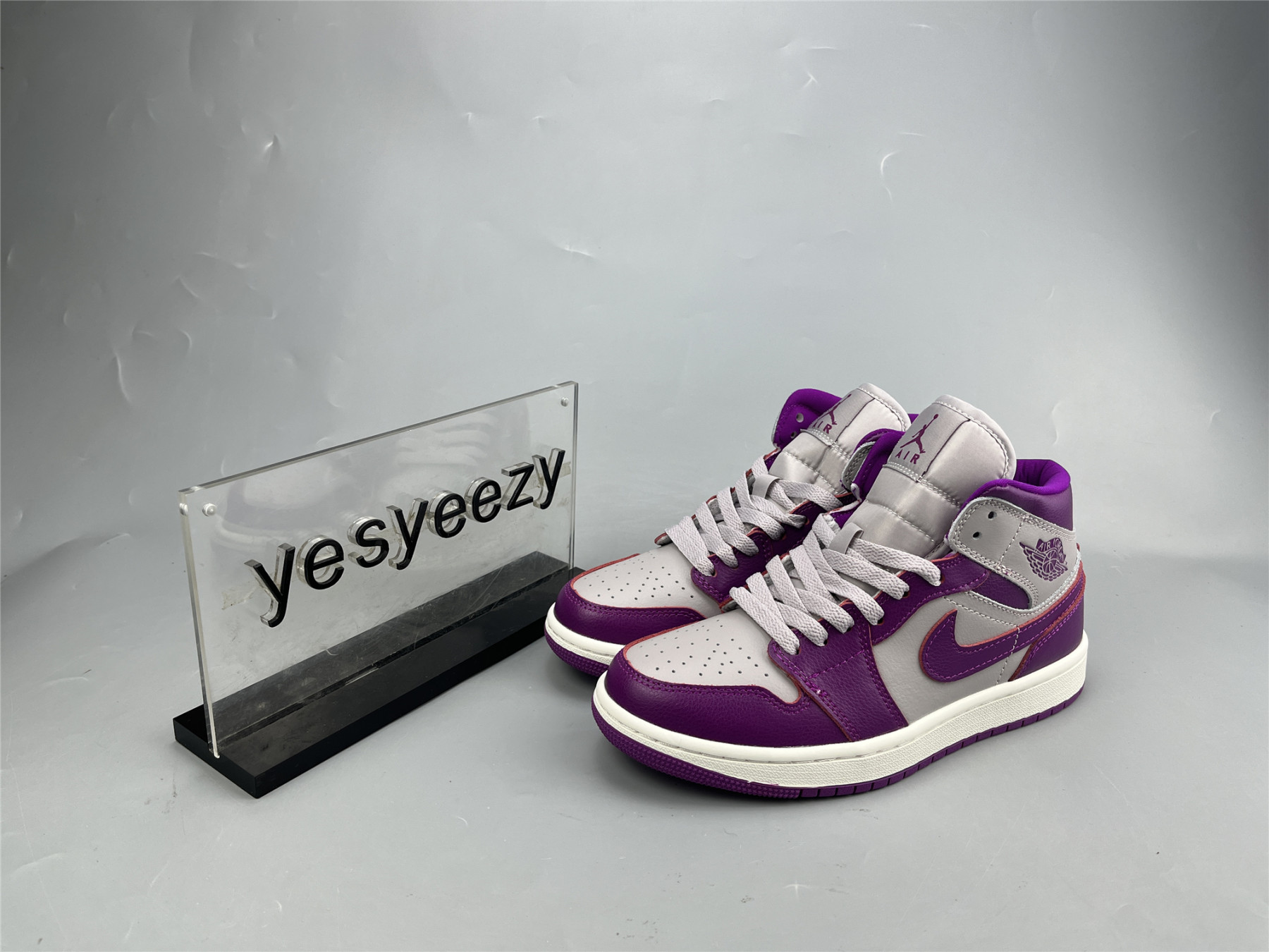 UA WMNS AIR JORDAN 1 MID 