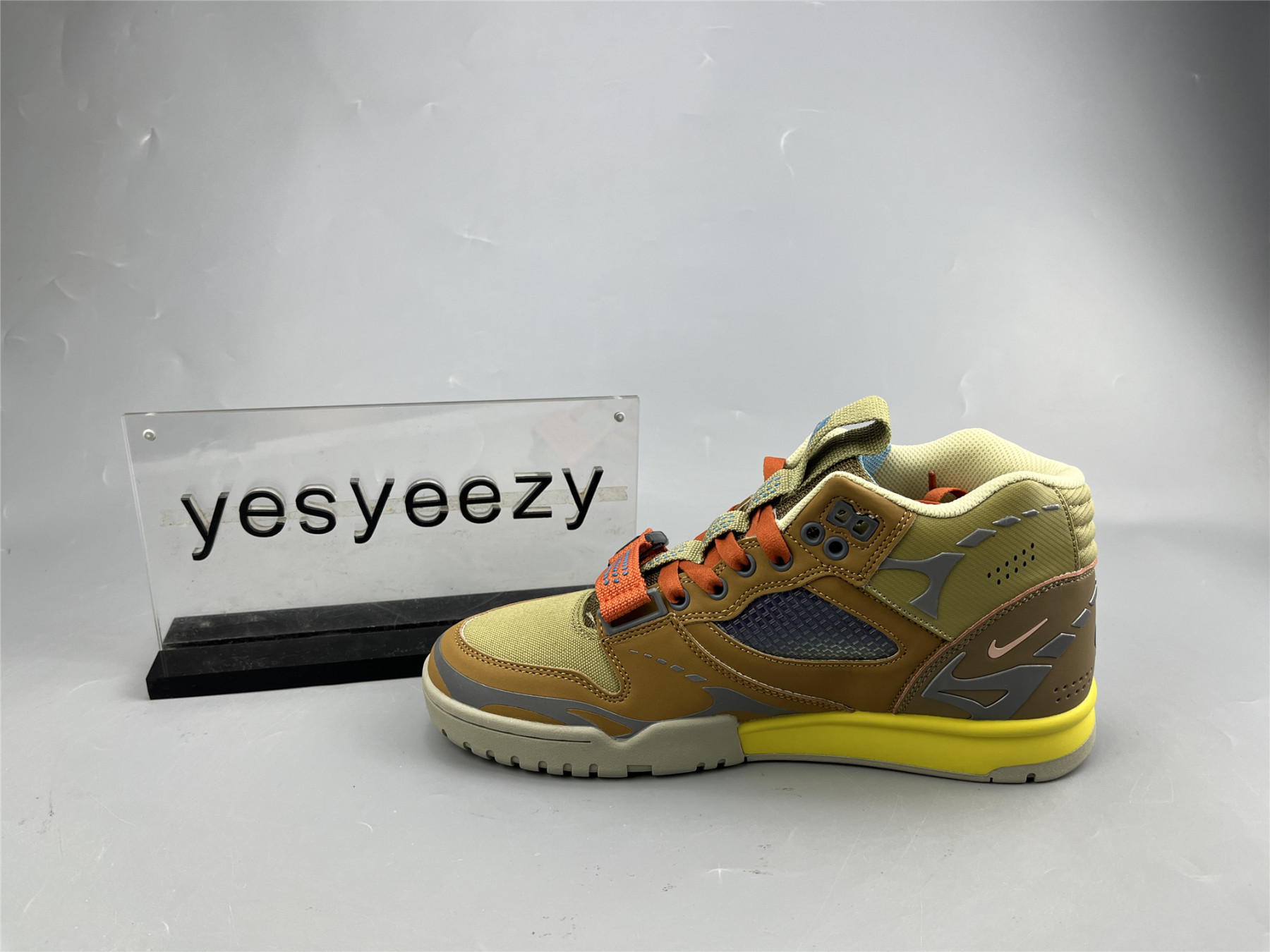 UA NIKE AIR TRAINER 1 