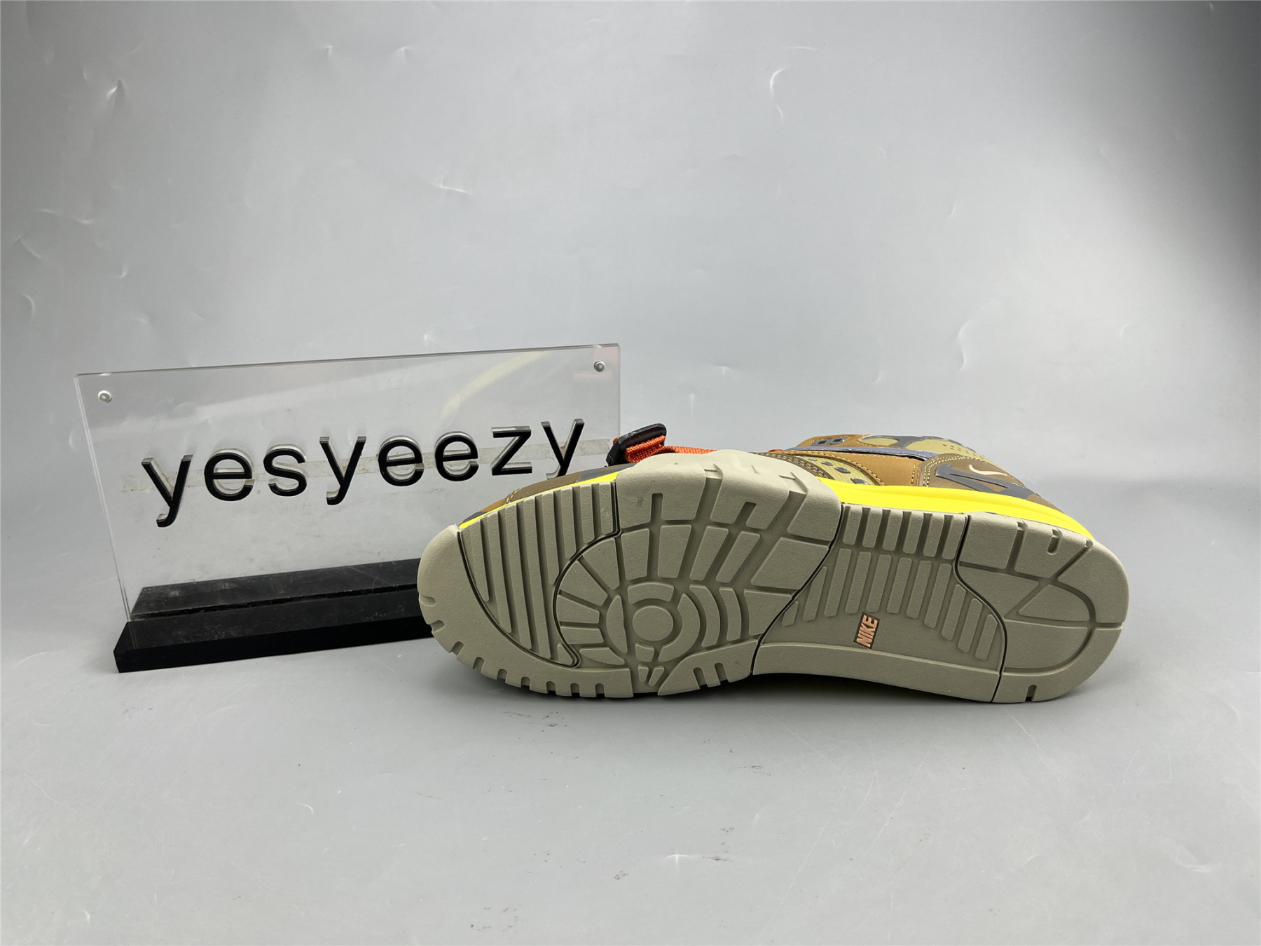 UA NIKE AIR TRAINER 1 