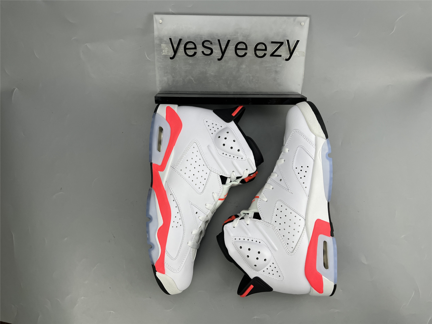 UA  AIR JORDAN 6 RETRO 