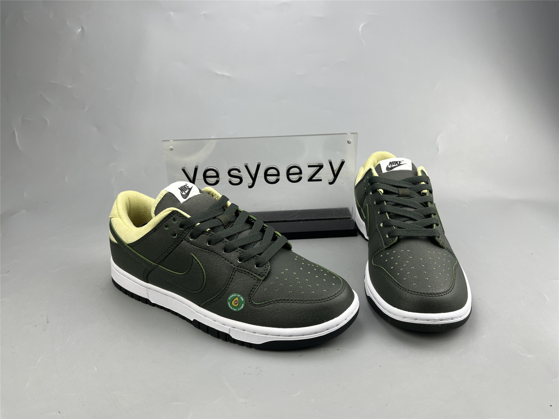 UA NIKE WMNS DUNK LOW LX 