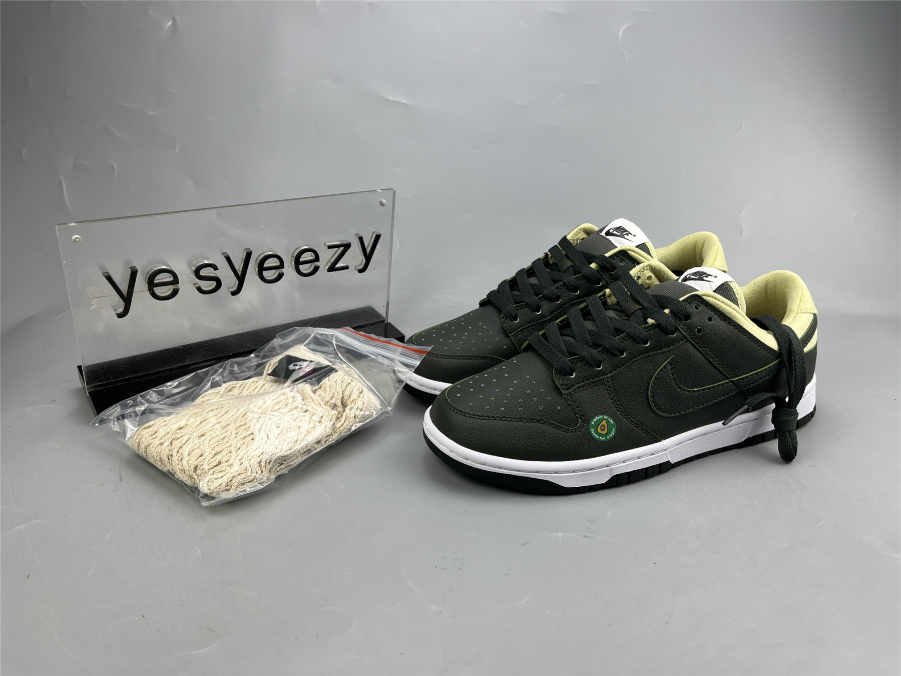 UA NIKE WMNS DUNK LOW LX 