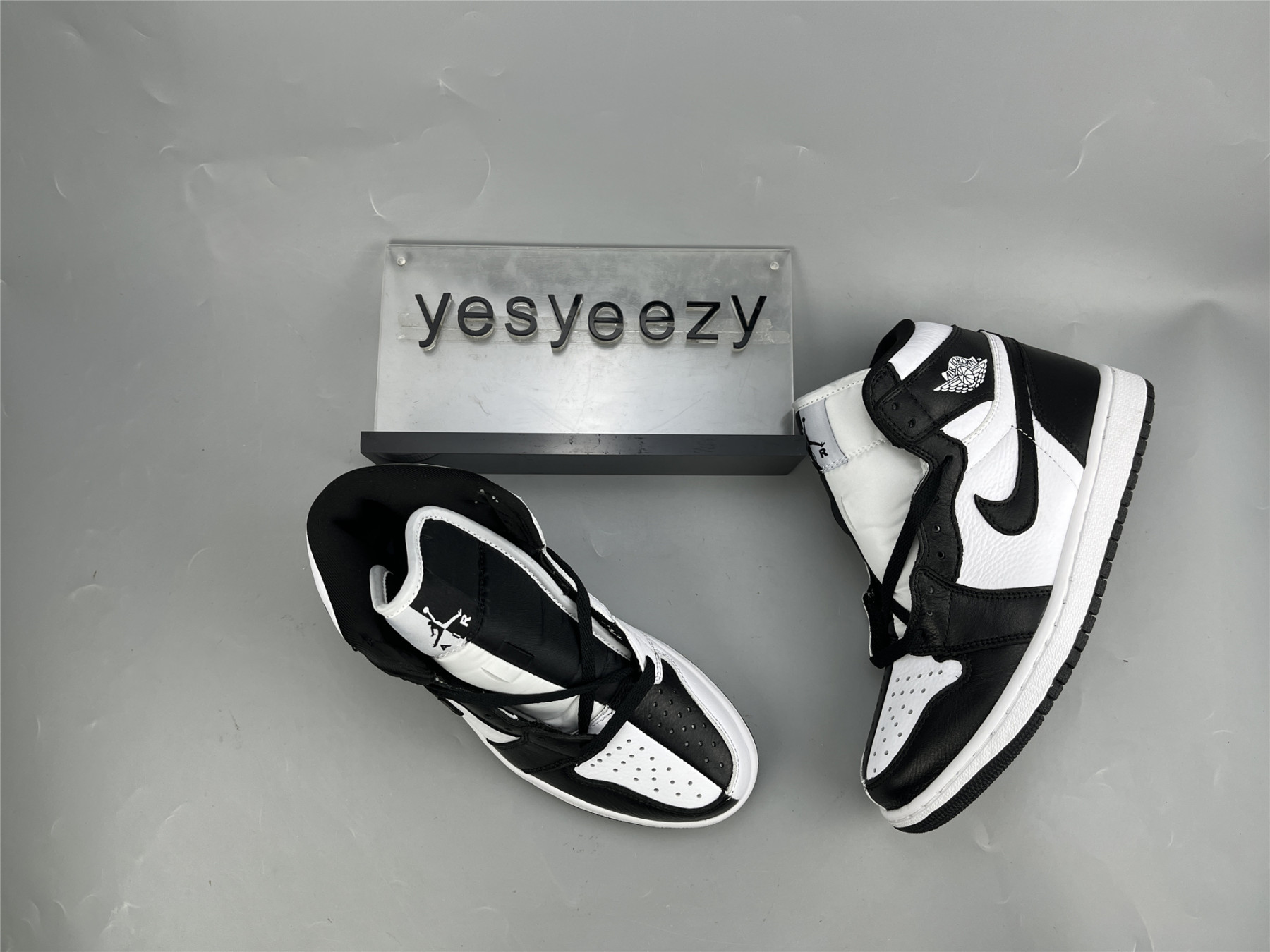 UA WMNS AIR JORDAN 1 MID SE