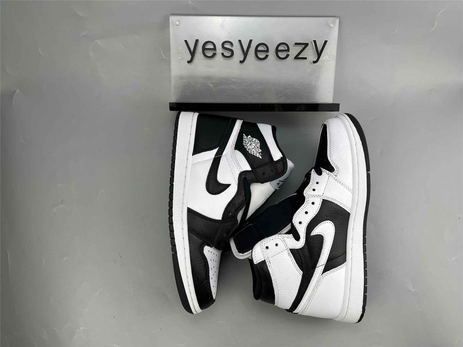 UA WMNS AIR JORDAN 1 MID SE