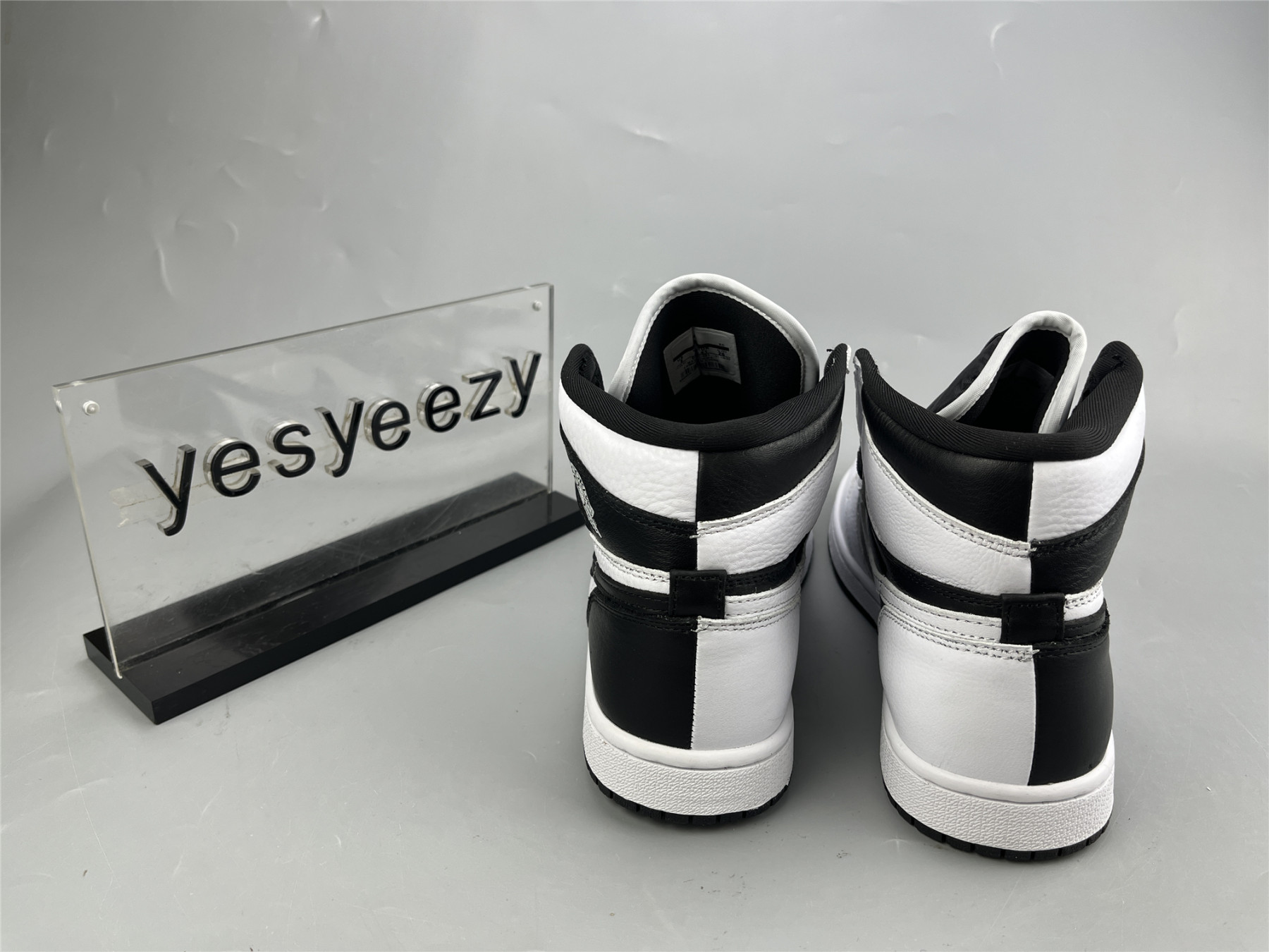 UA WMNS AIR JORDAN 1 MID SE