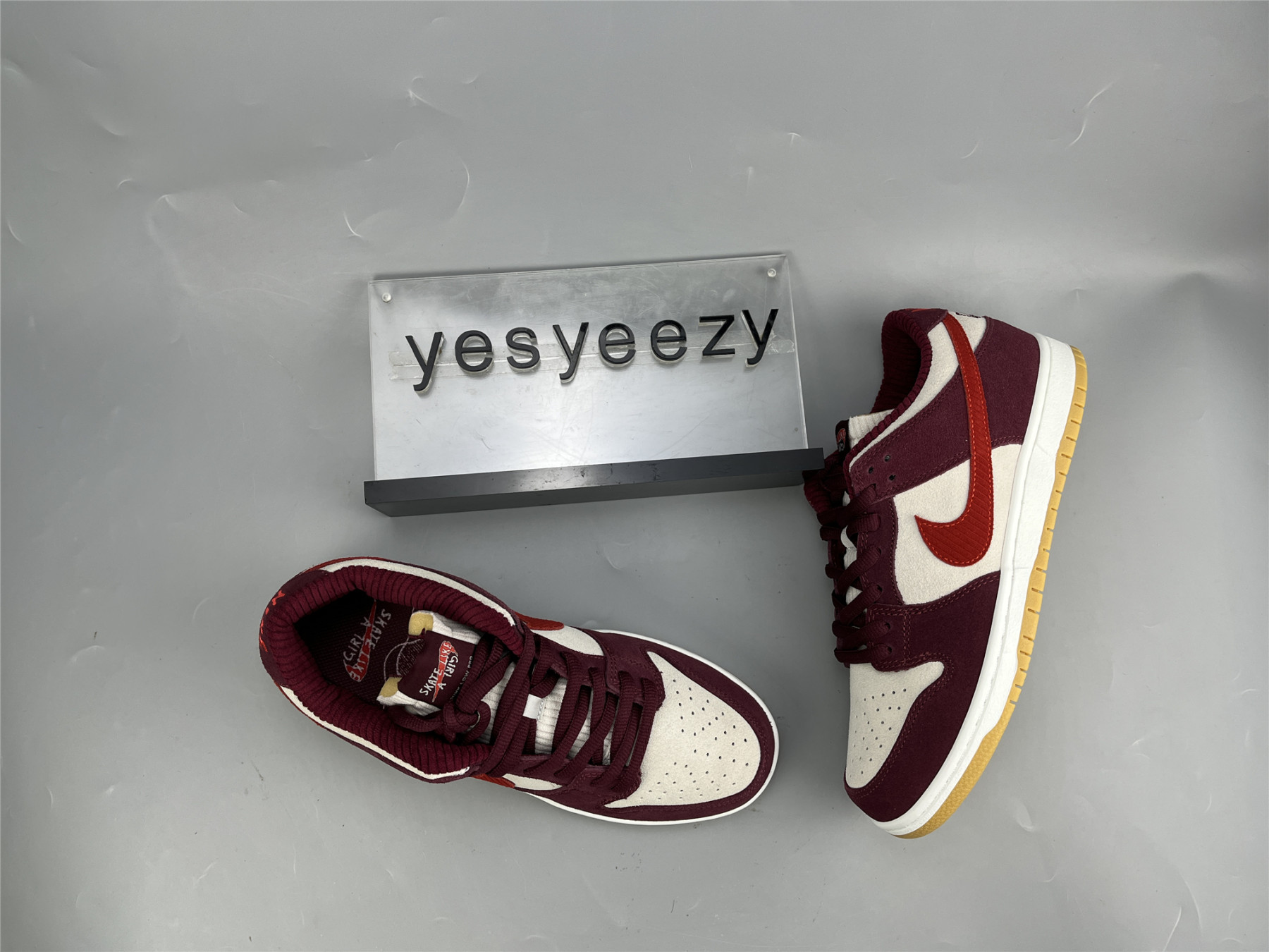 UA NIKE SKATE LIKE A GIRL X DUNK LOW SB