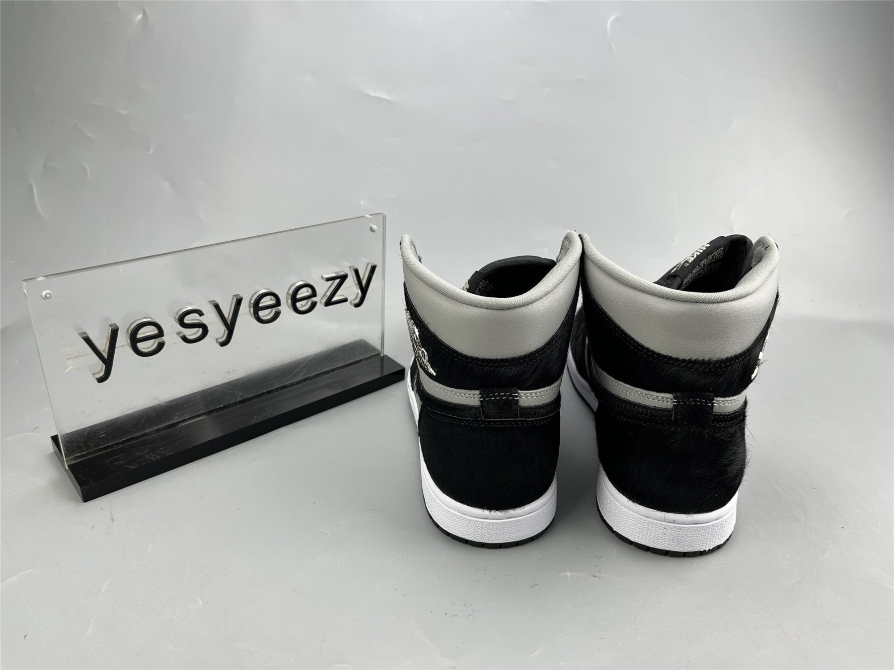 UA WMNS AIR JORDAN 1 RETRO HIGH OG