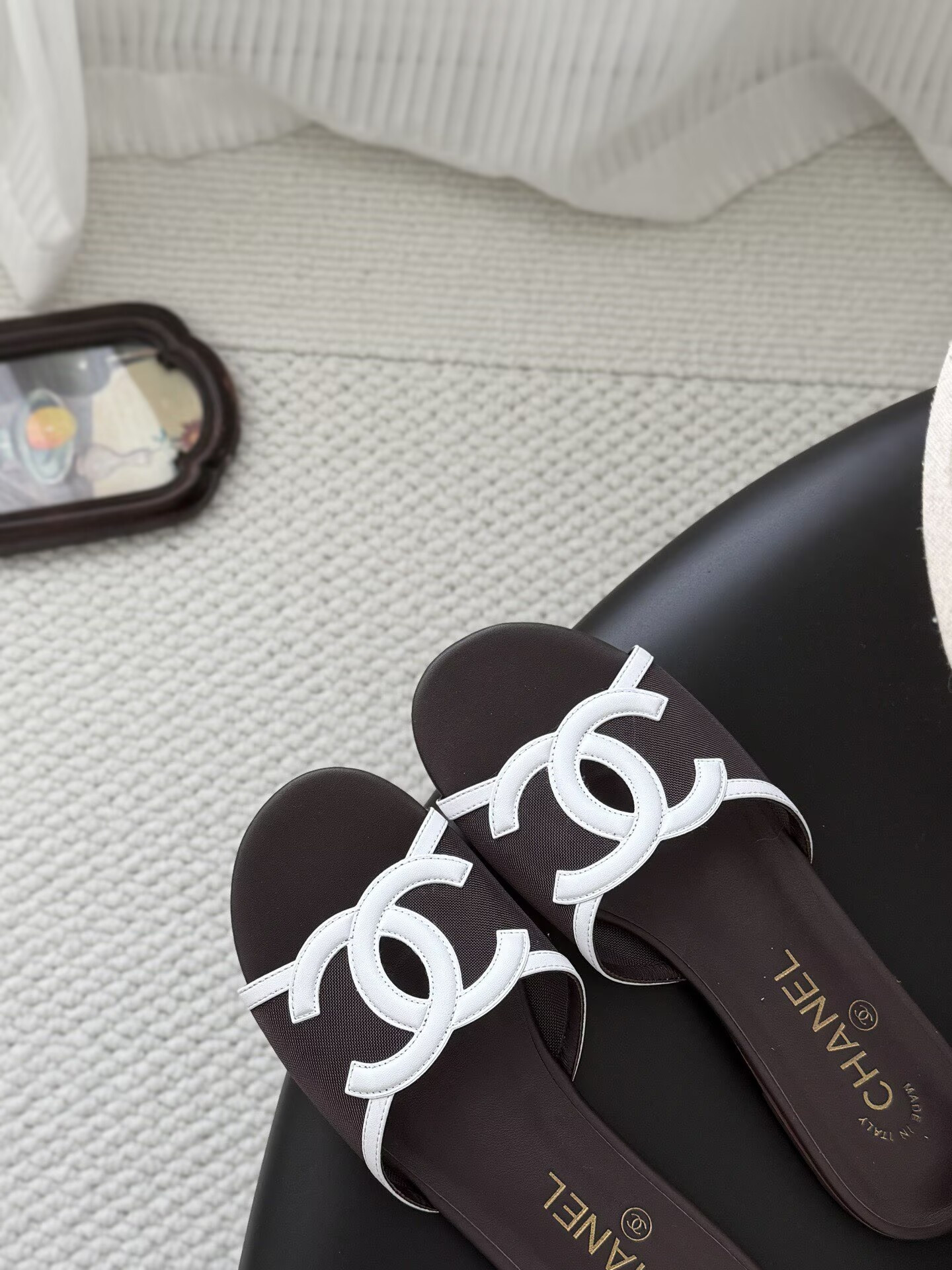 ua Ch**el sandals