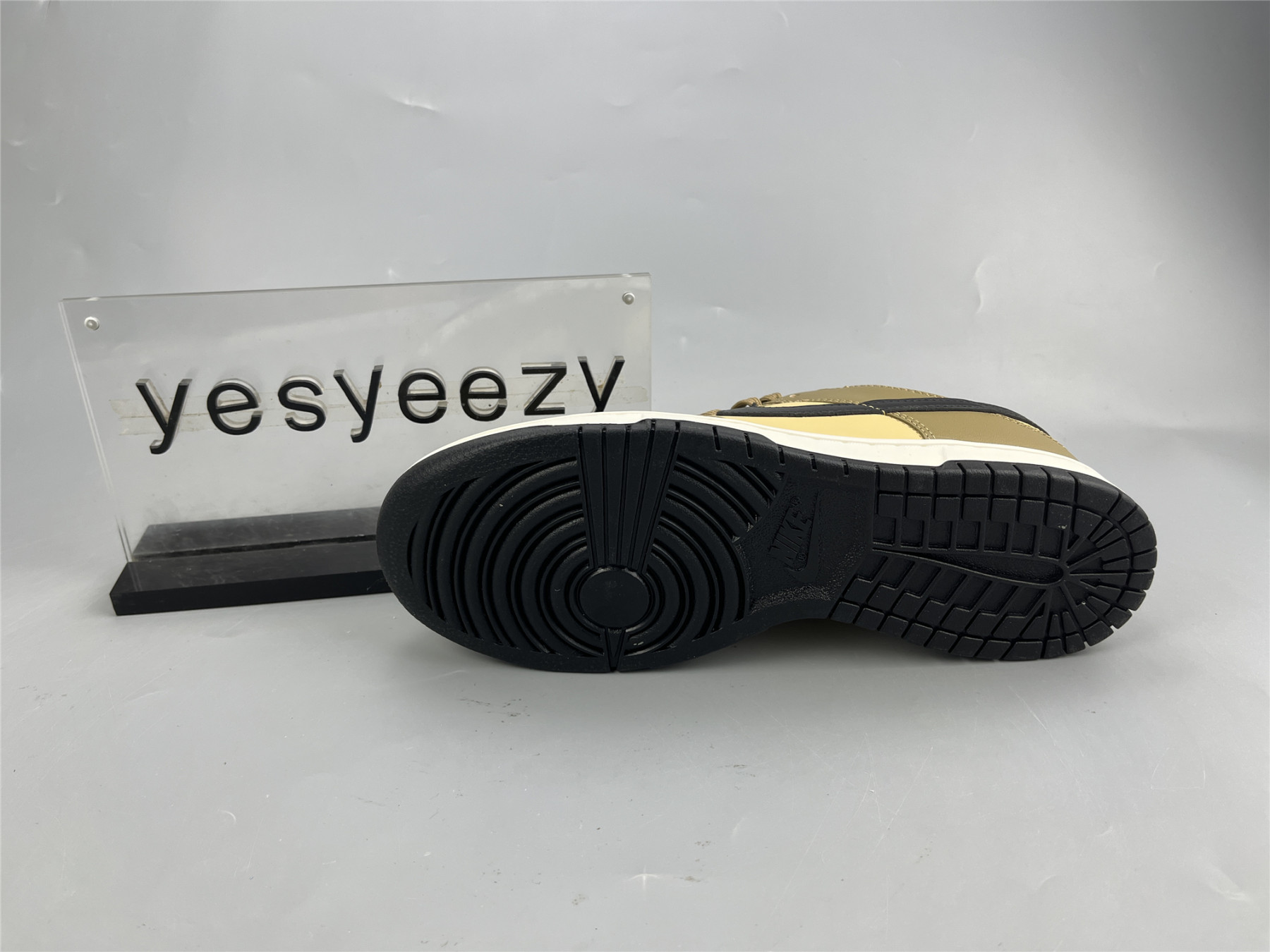 UA NIKE WMNS DUNK LOW 