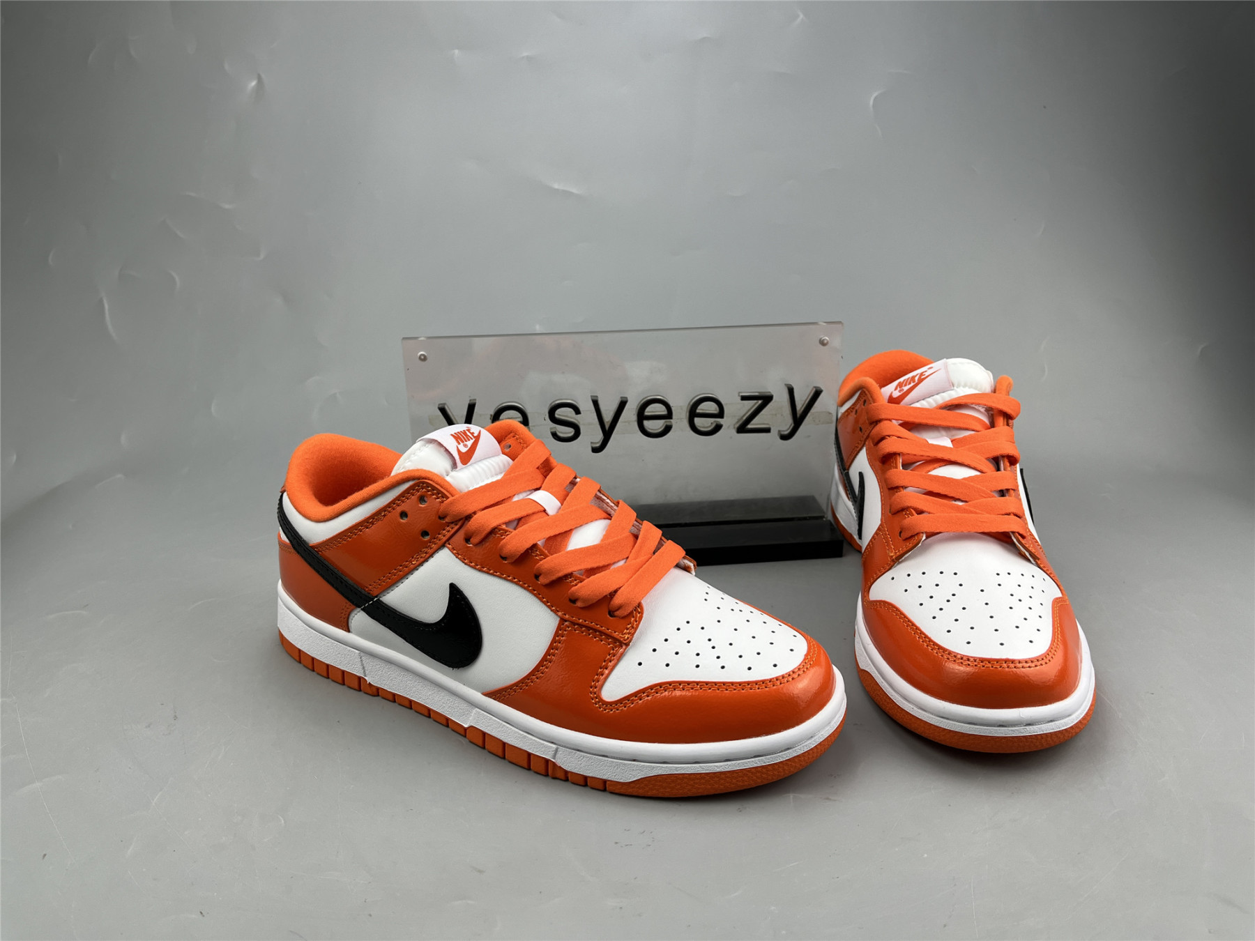 UA NIKE WMNS DUNK LOW 