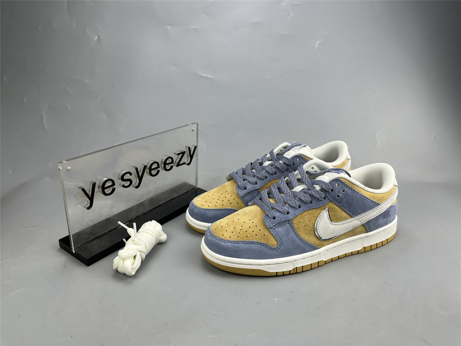 UA NIKE DUNK LOW PURPLE YELLOW