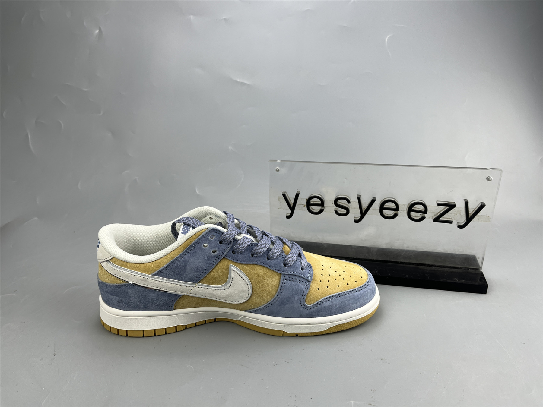 UA NIKE DUNK LOW PURPLE YELLOW