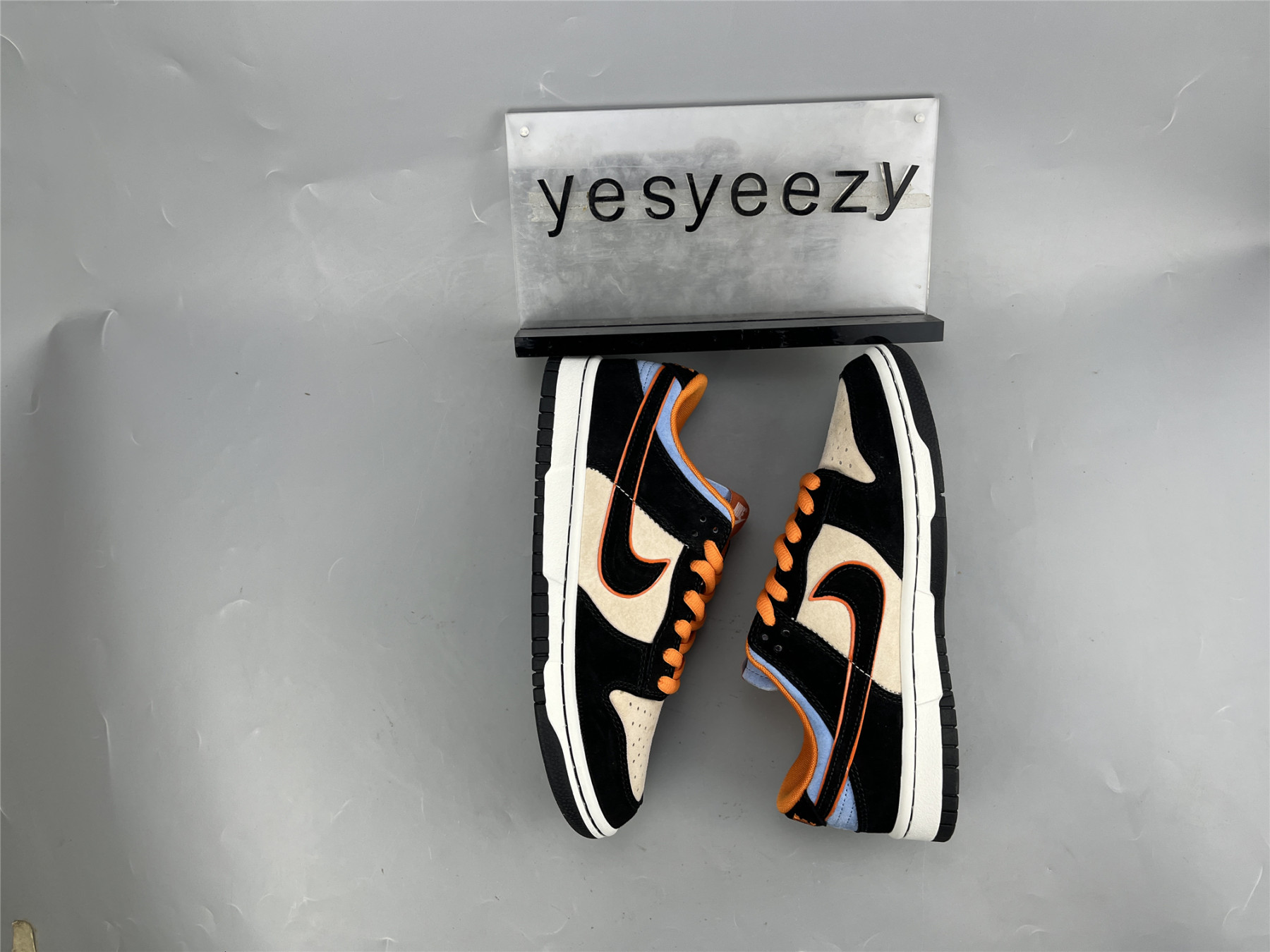 UA NIKE DUNK LOW GRAY