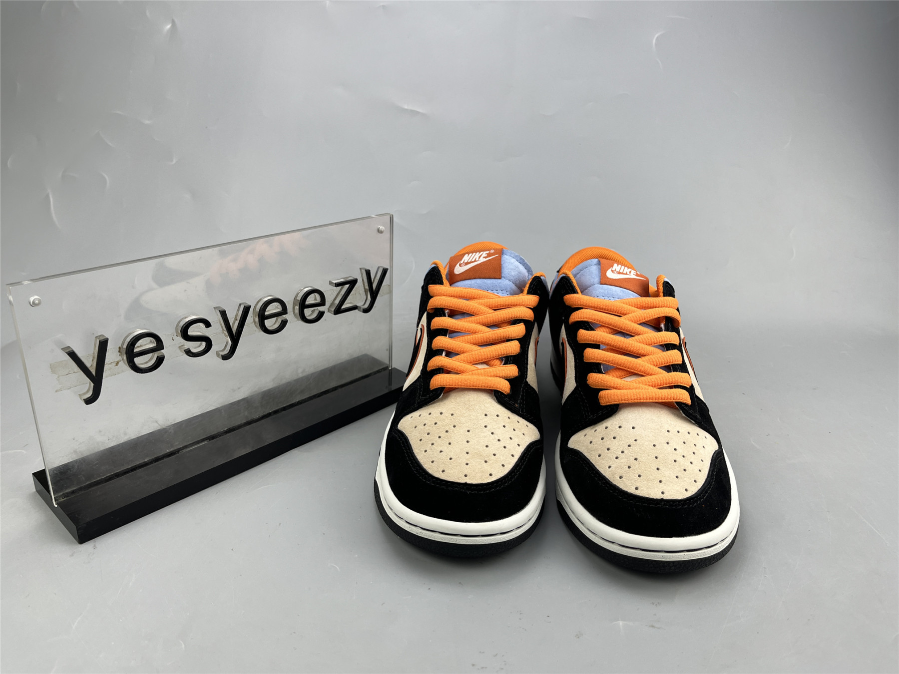 UA NIKE DUNK LOW GRAY