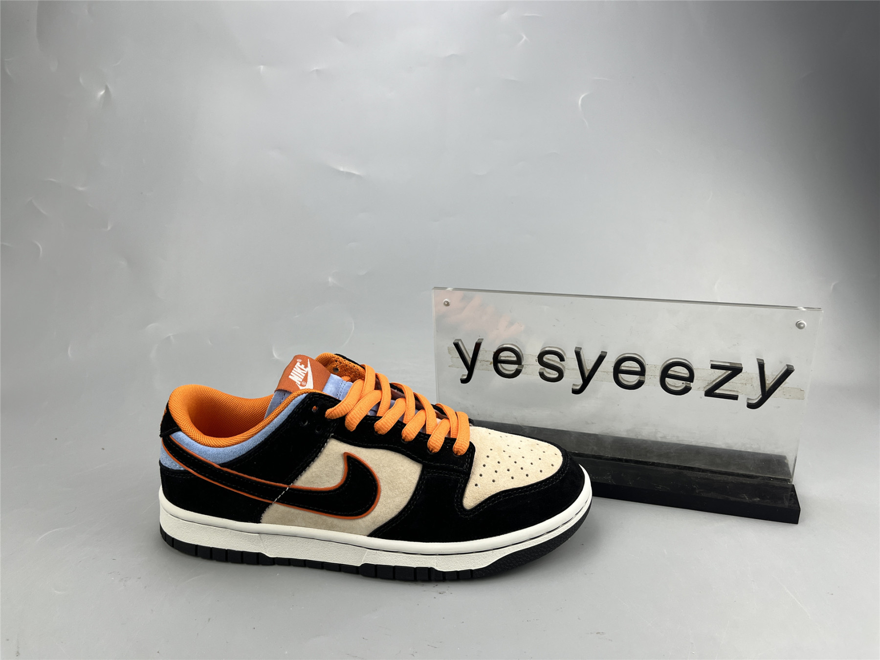 UA NIKE DUNK LOW GRAY