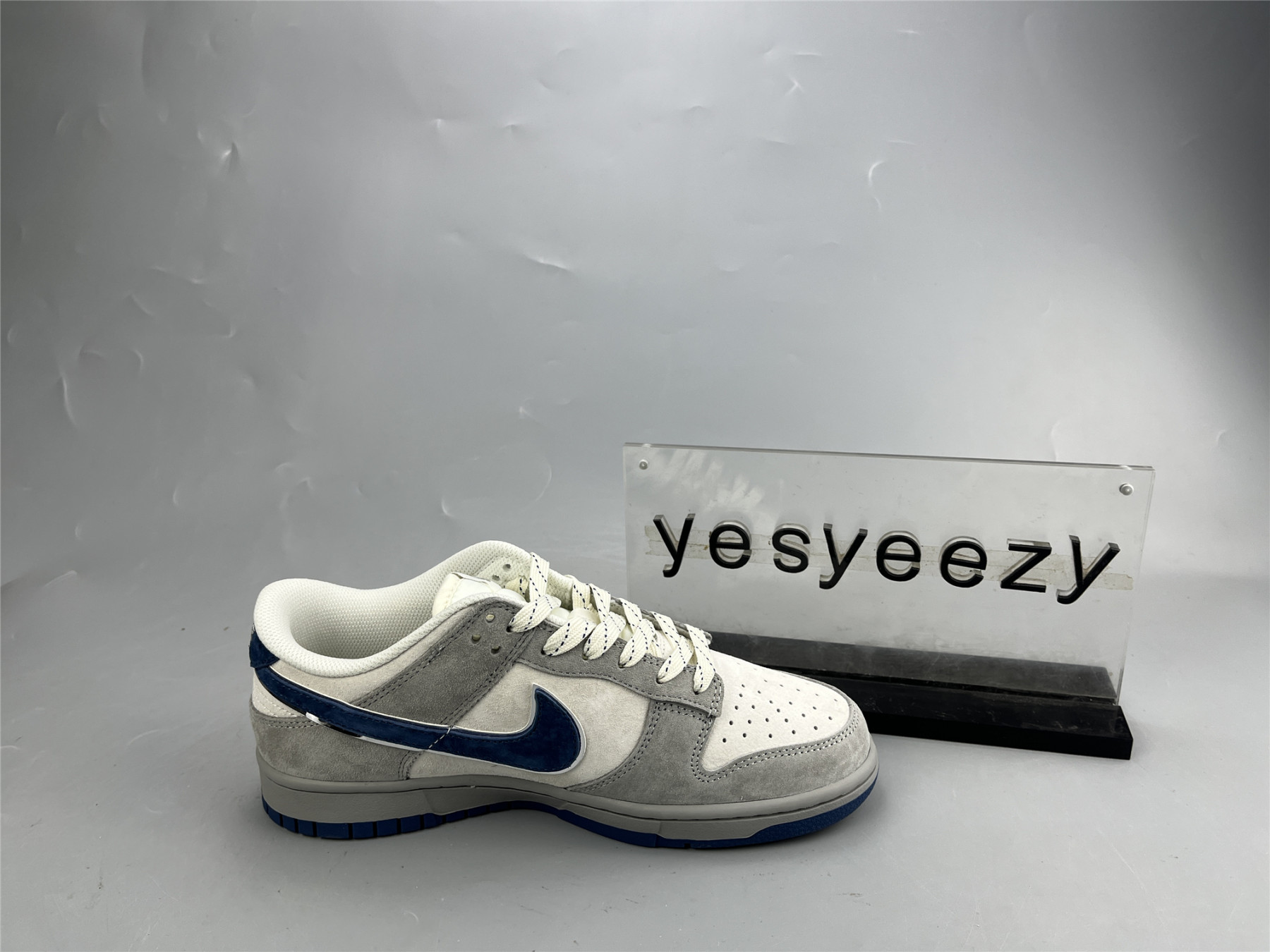 UA NIKE DUNK LOW LIGHT GREY