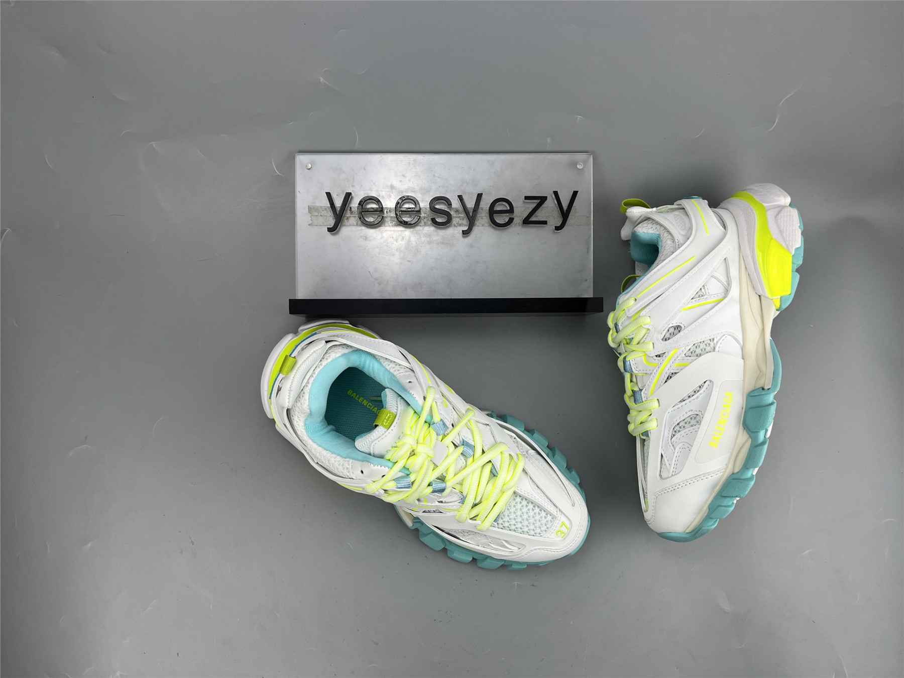 UA TRACK SNEAKER WHT FLUO Y TURQ