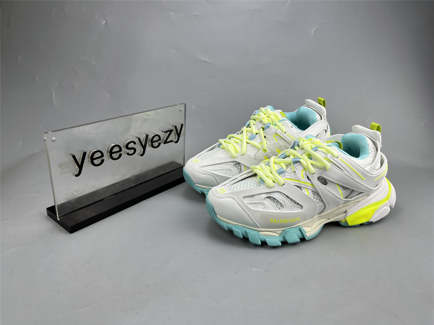 UA TRACK SNEAKER WHT FLUO Y TURQ