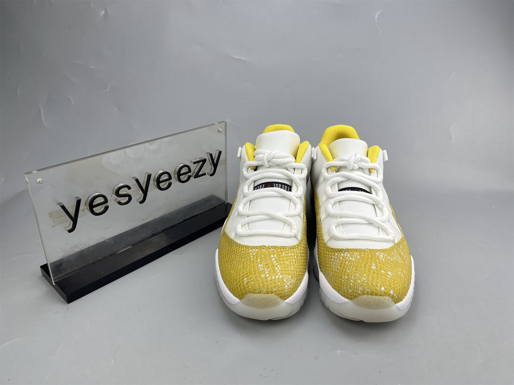 UA WMNS AIR JORDAN 11 RETRO LOW 