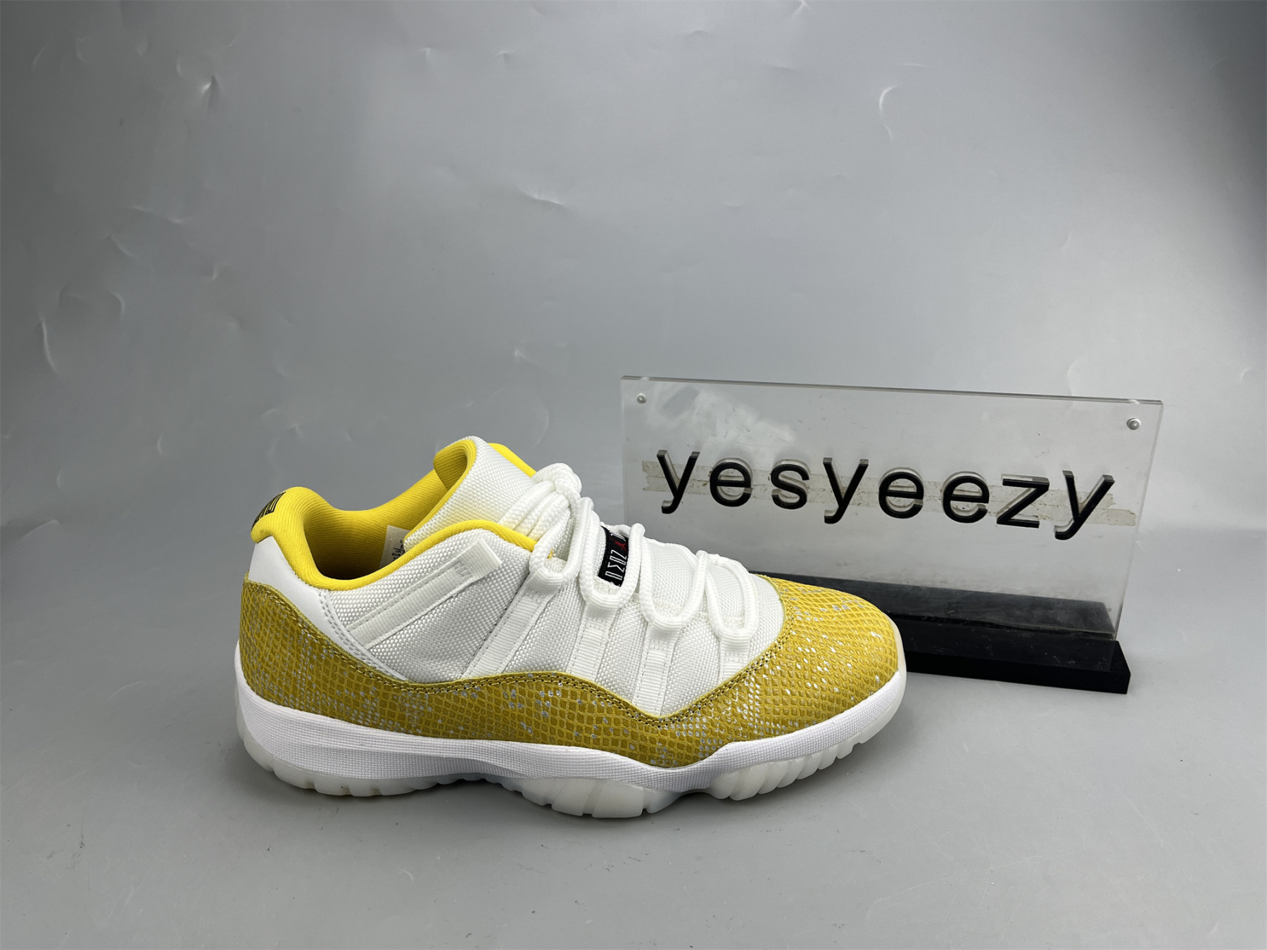 UA WMNS AIR JORDAN 11 RETRO LOW 