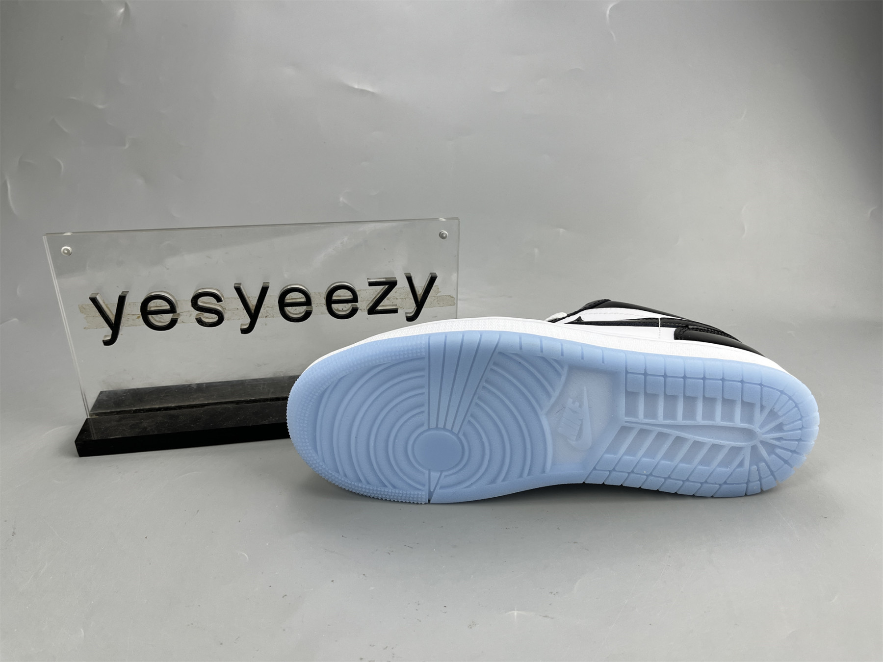 UA AIR JORDAN 1 LOW SE 