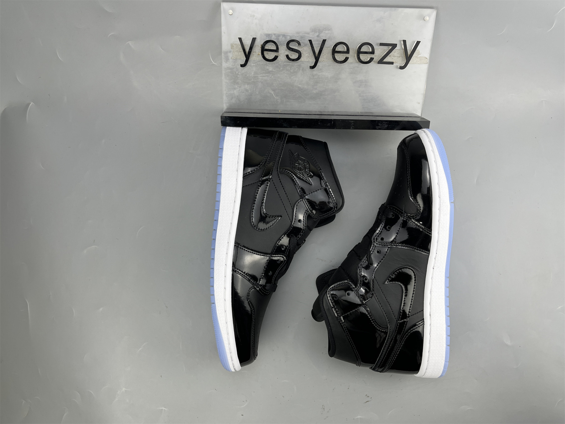 UA AIR JORDAN 1 MID SE 