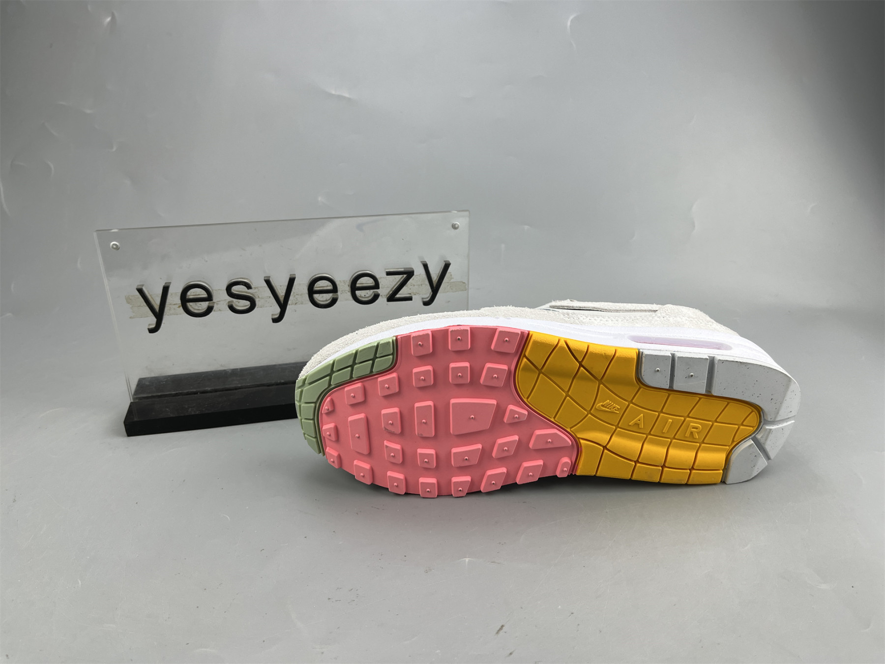 UA NIKE WMNS AIR MAX 1 PREMIUM 