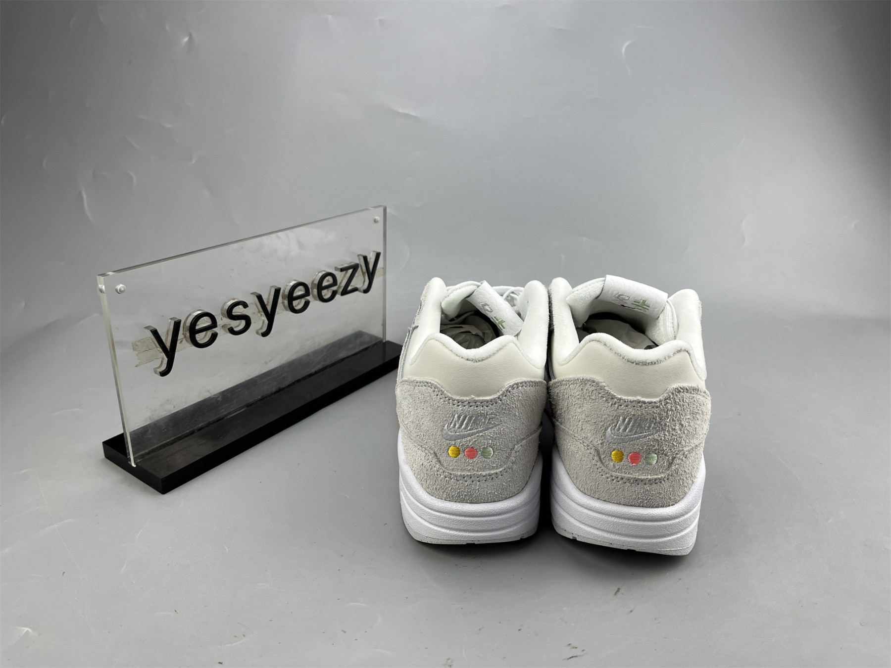 UA NIKE WMNS AIR MAX 1 PREMIUM 