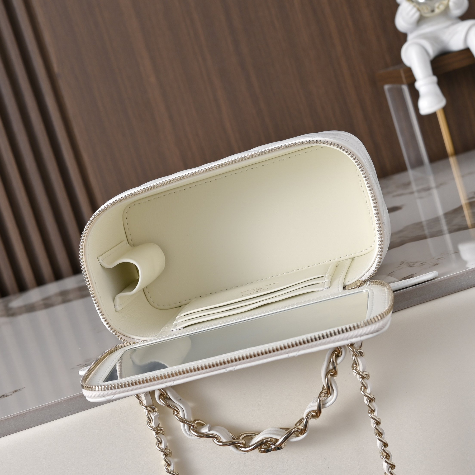 Ch**el vanity with chain 9.5x17x8cm
