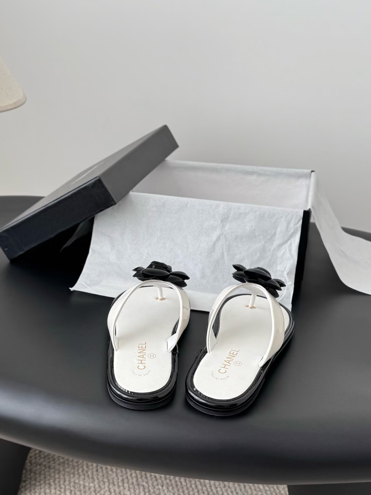 ua Ch**el thongs slides