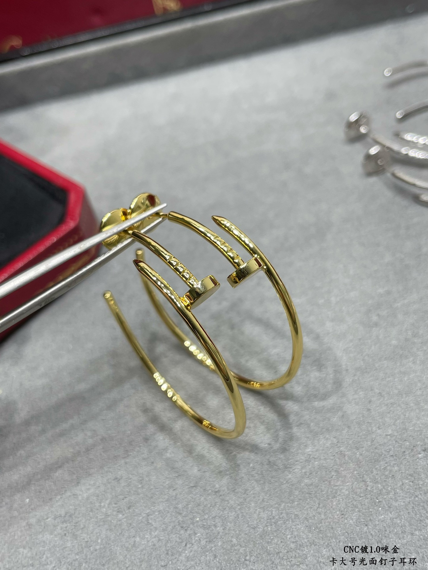 Ca*t1er Large size smooth nail Earrings