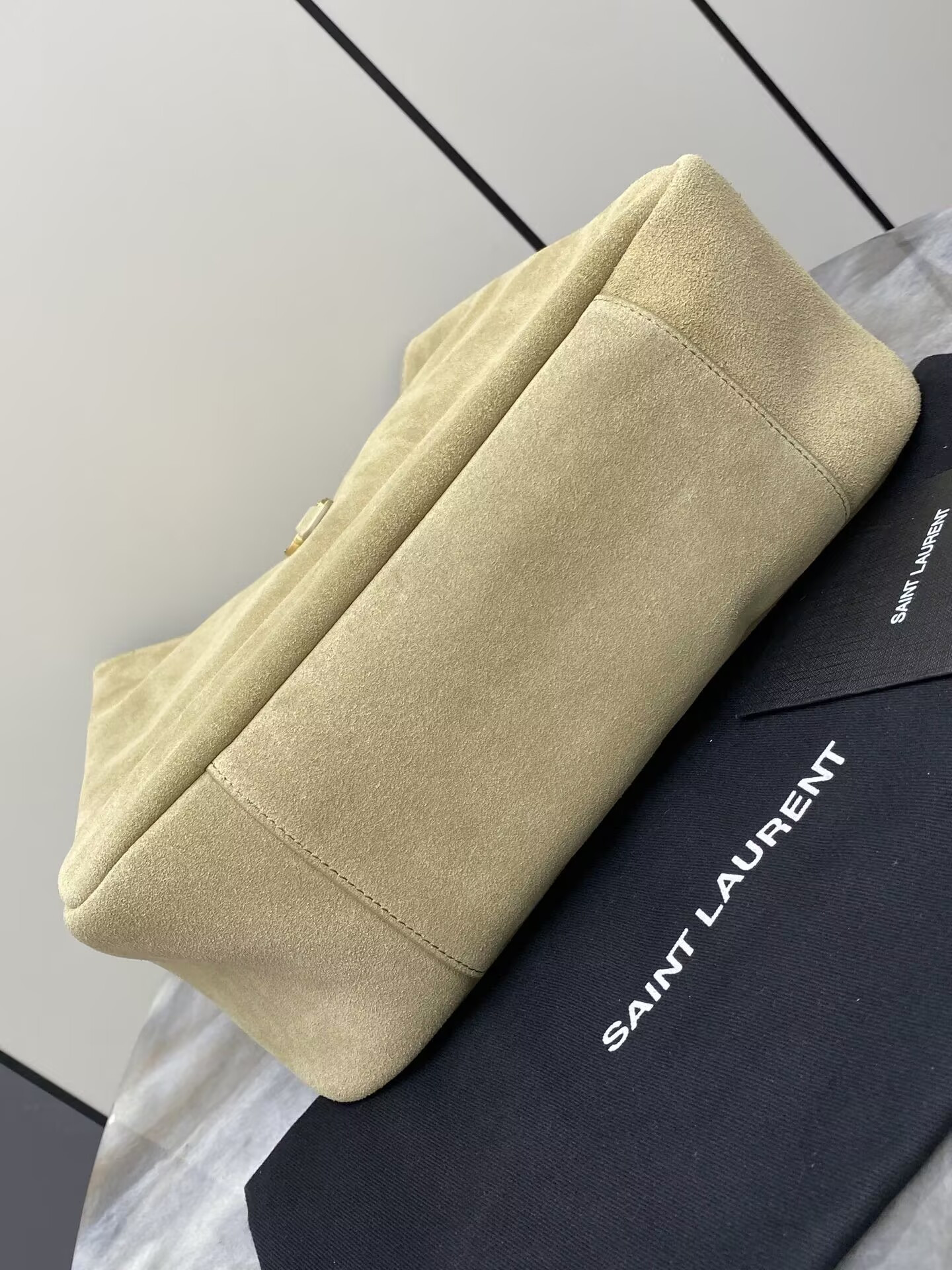 Y51 LE 5 À 7 S*pPLE LARGE IN SUEDE 30 X 31 X 13 CM