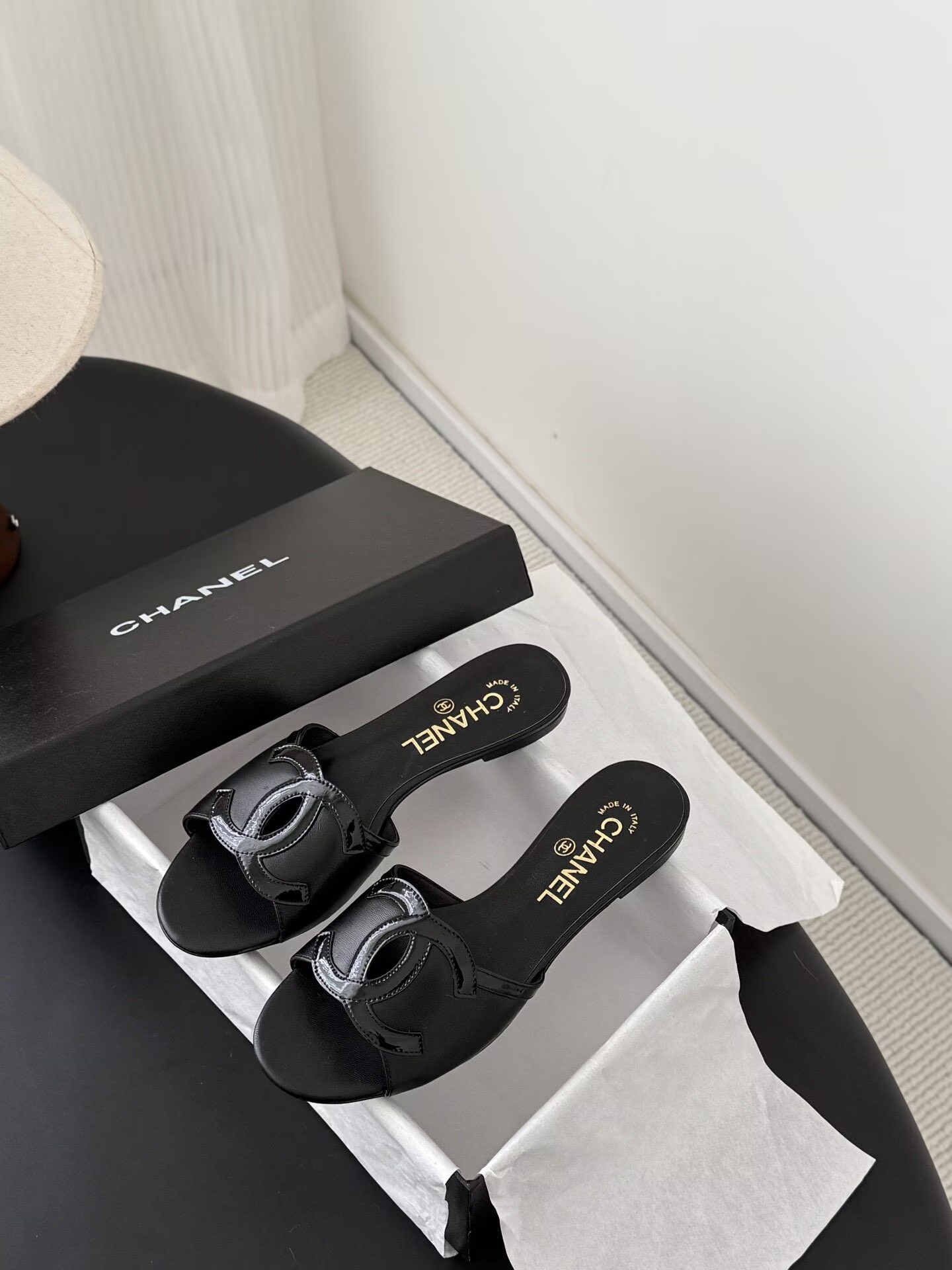 ua Ch**el sandals