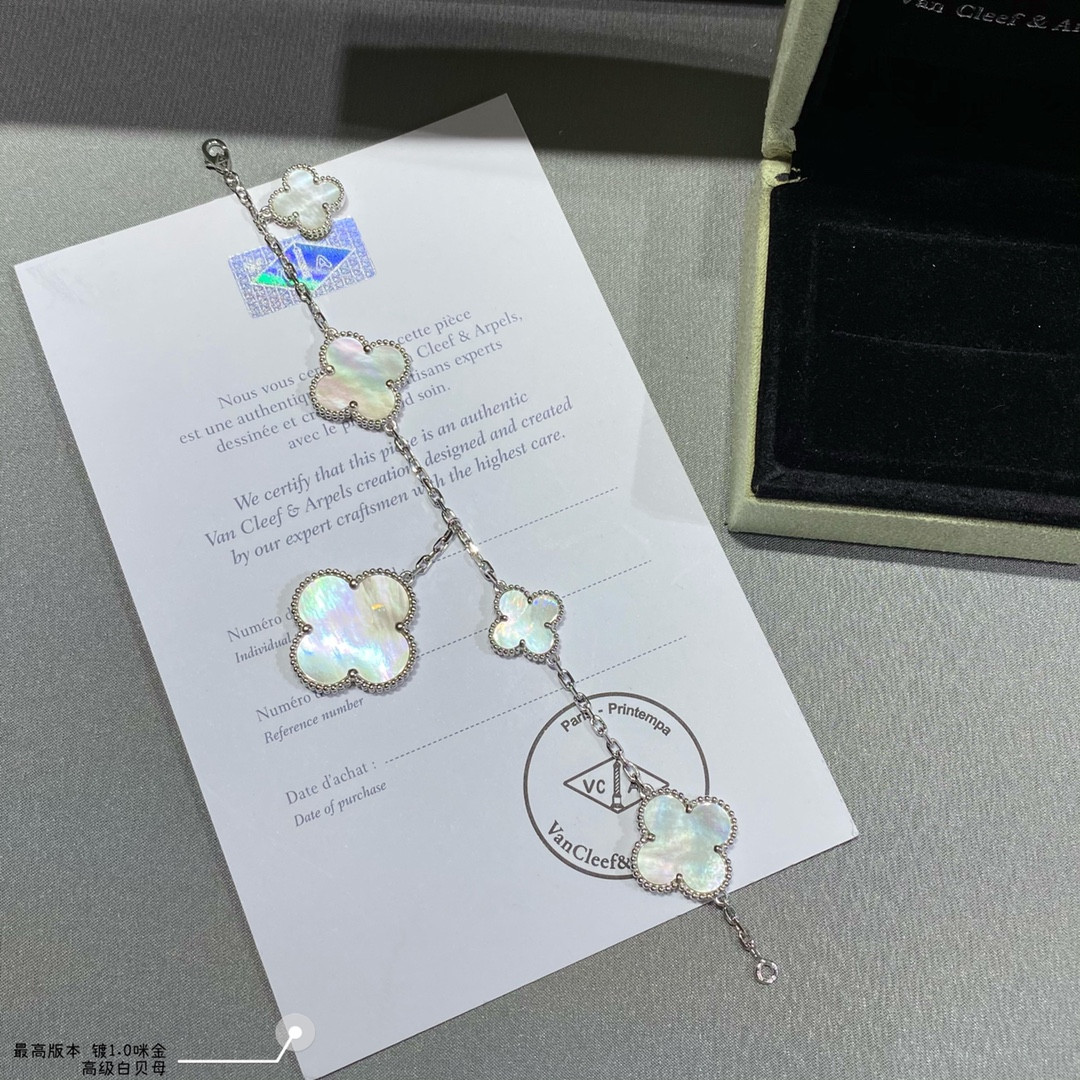 V*n Cl**f & Arpels Premium White Fritillaria Five Flower Bracelet