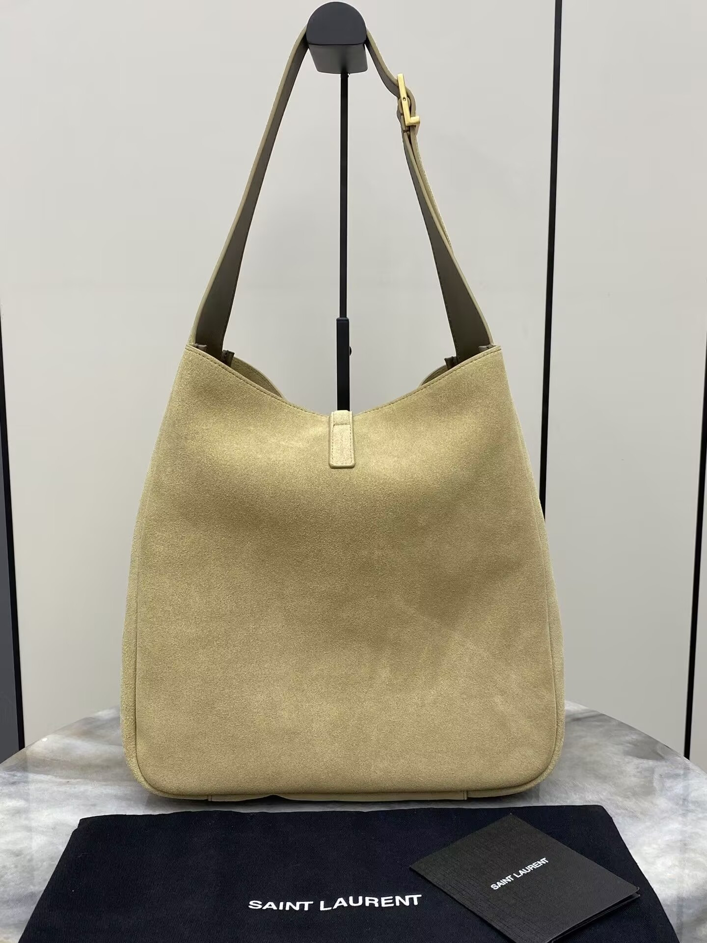 Y51 LE 5 À 7 S*pPLE LARGE IN SUEDE 30 X 31 X 13 CM